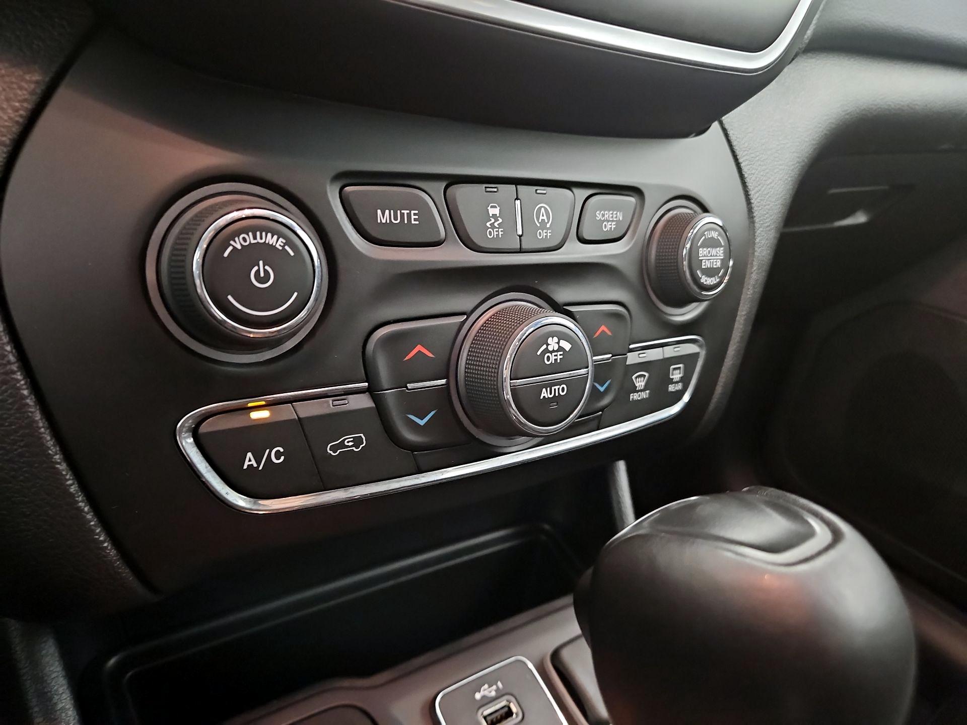 Thumbnail: 2022 Jeep Cherokee - 14