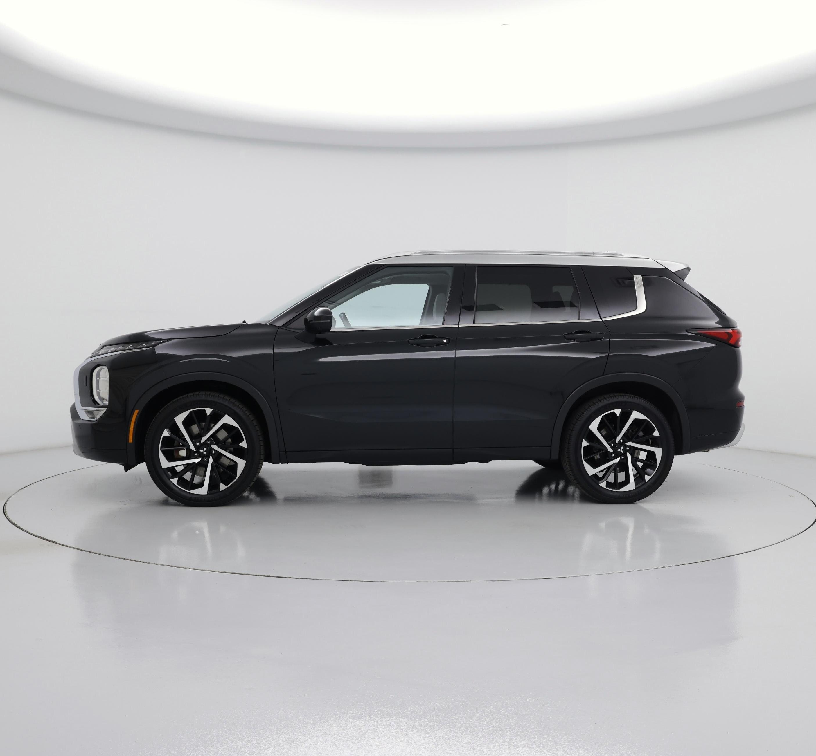 Thumbnail: 2024 Mitsubishi Outlander - 3