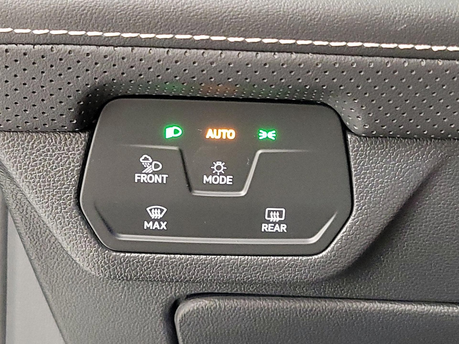 2025 Volkswagen Atlas SE w/Tech - Photo 14
