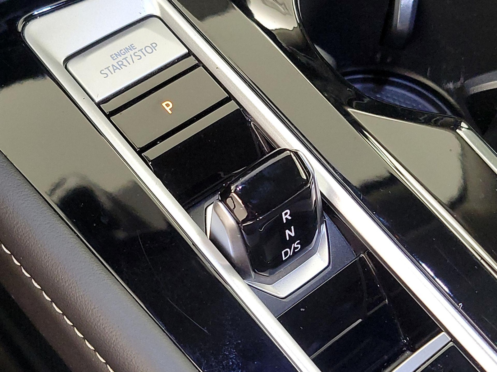 2025 Volkswagen Atlas SE w/Tech - Photo 18