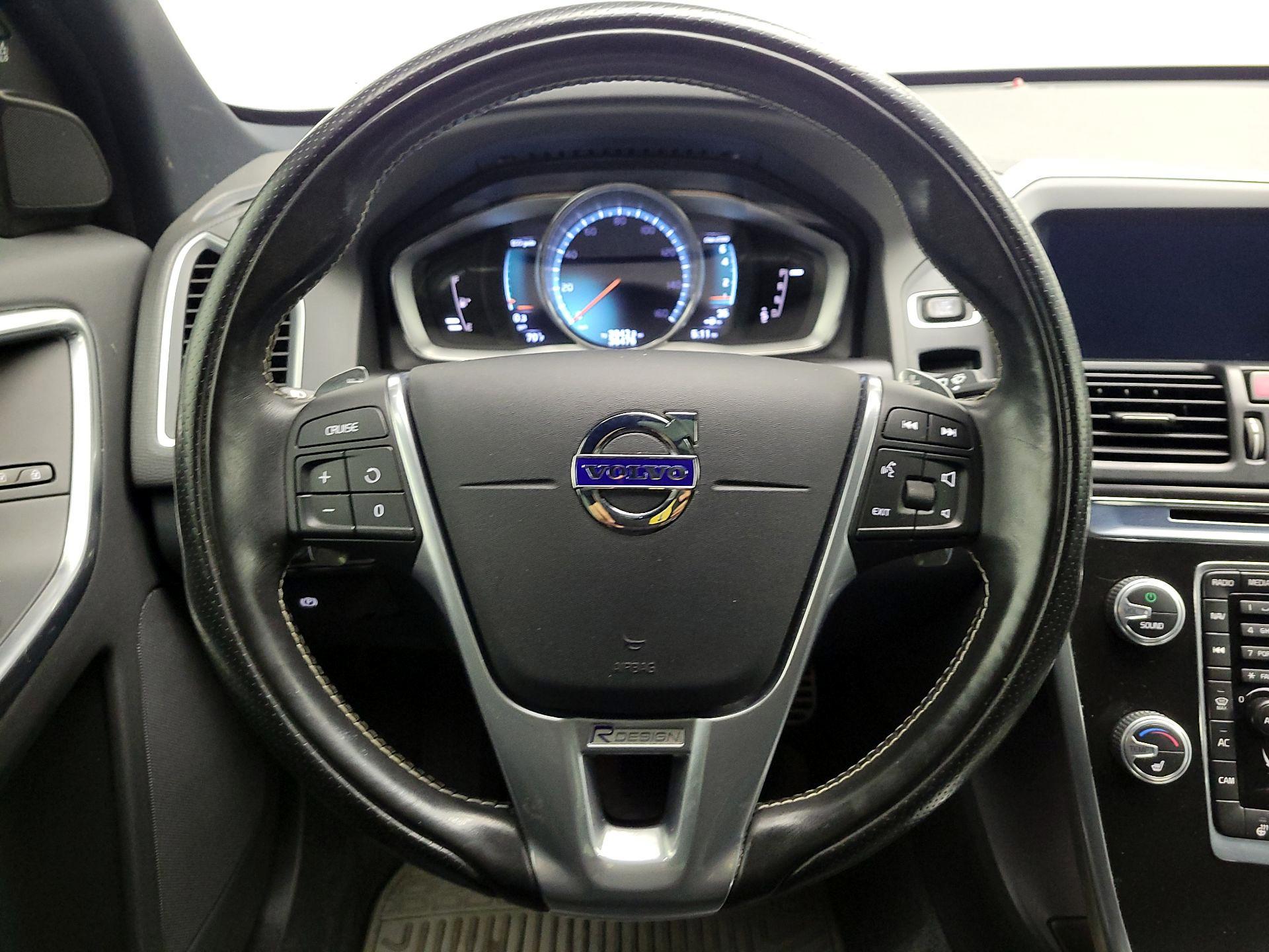 Thumbnail: 2016 Volvo XC60 - 10