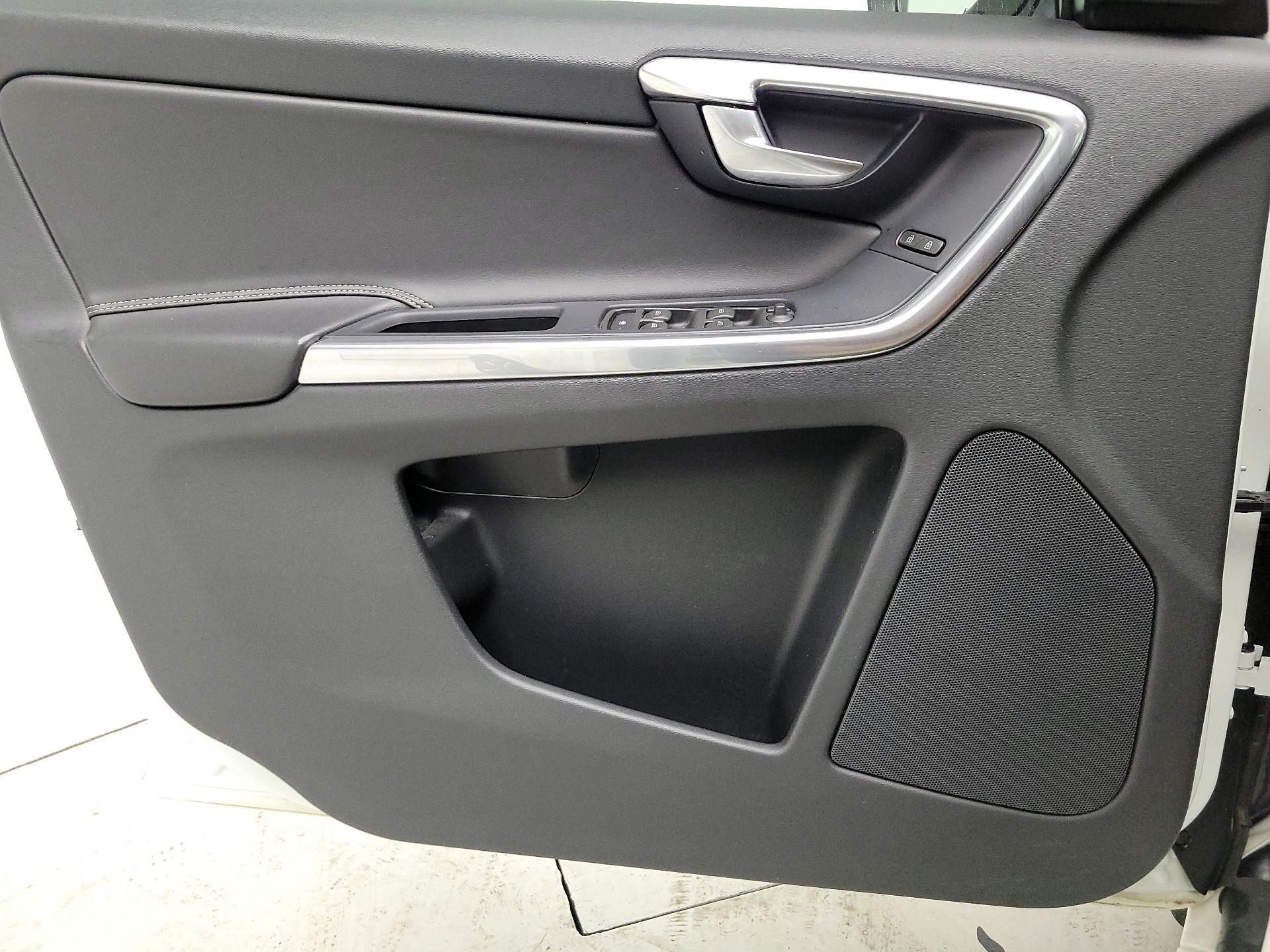 Thumbnail: 2016 Volvo XC60 - 12