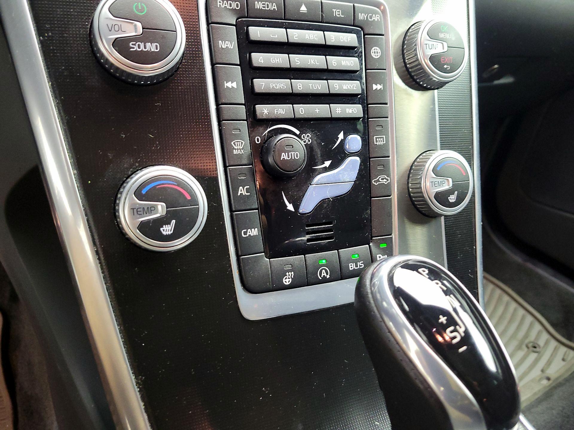Thumbnail: 2016 Volvo XC60 - 14