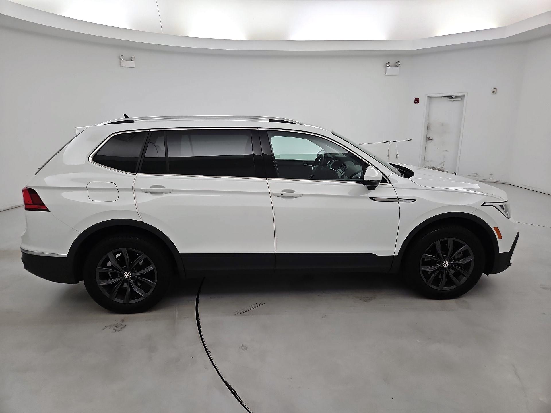 Thumbnail: 2022 Volkswagen Tiguan - 4