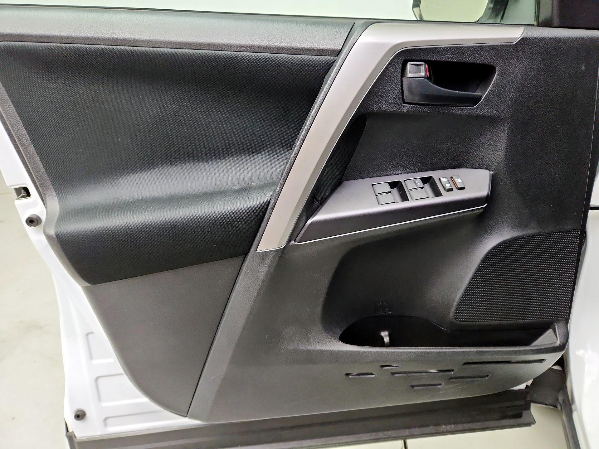 Thumbnail: 2018 Toyota RAV4 - 10