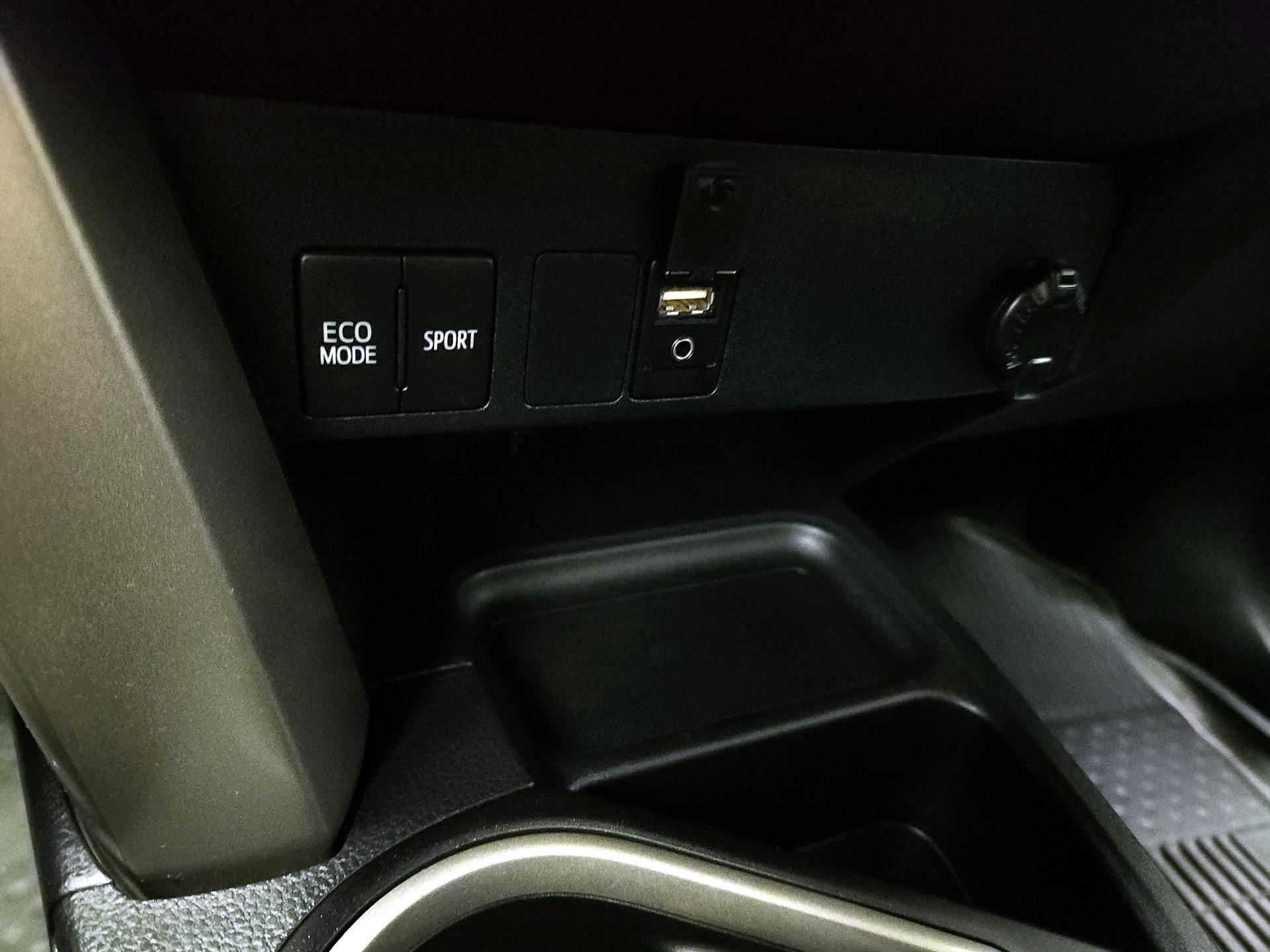 Thumbnail: 2018 Toyota RAV4 - 16