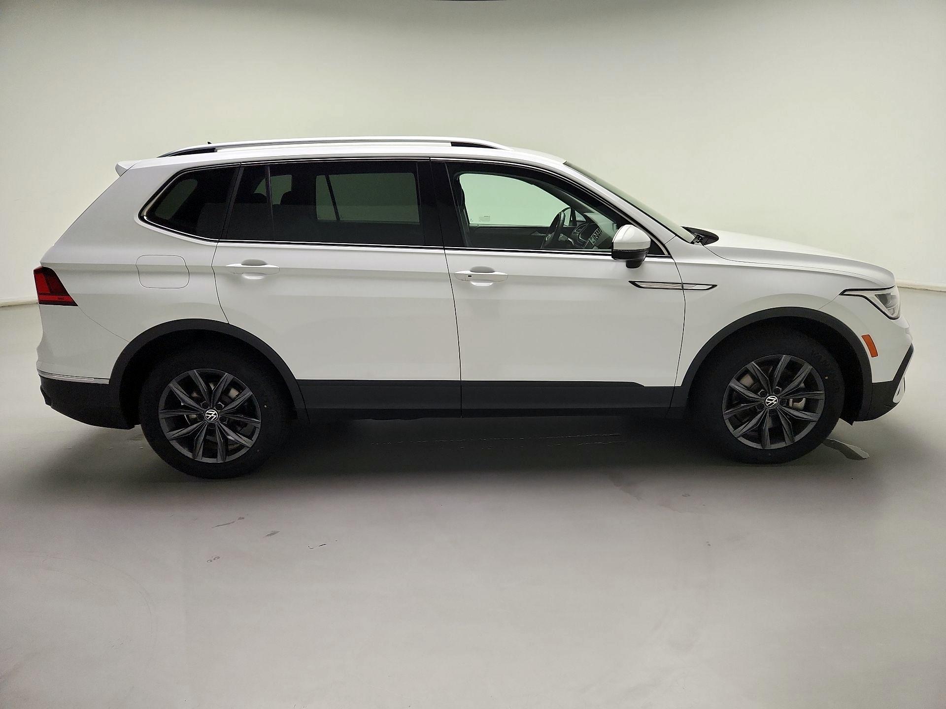 Thumbnail: 2022 Volkswagen Tiguan - 4