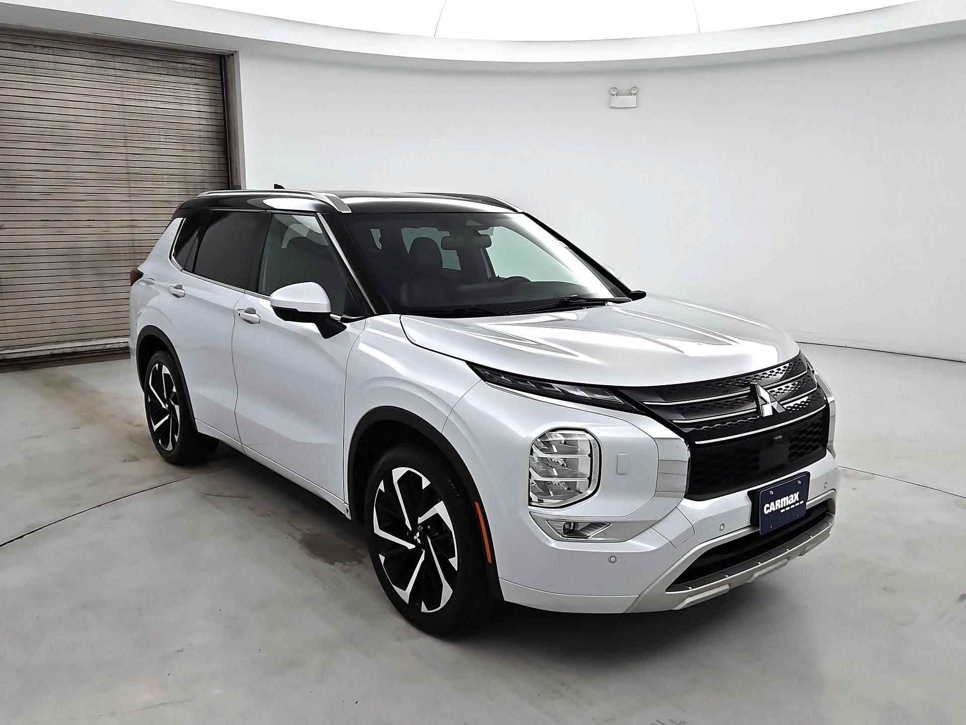 Thumbnail: 2023 Mitsubishi Outlander - 1