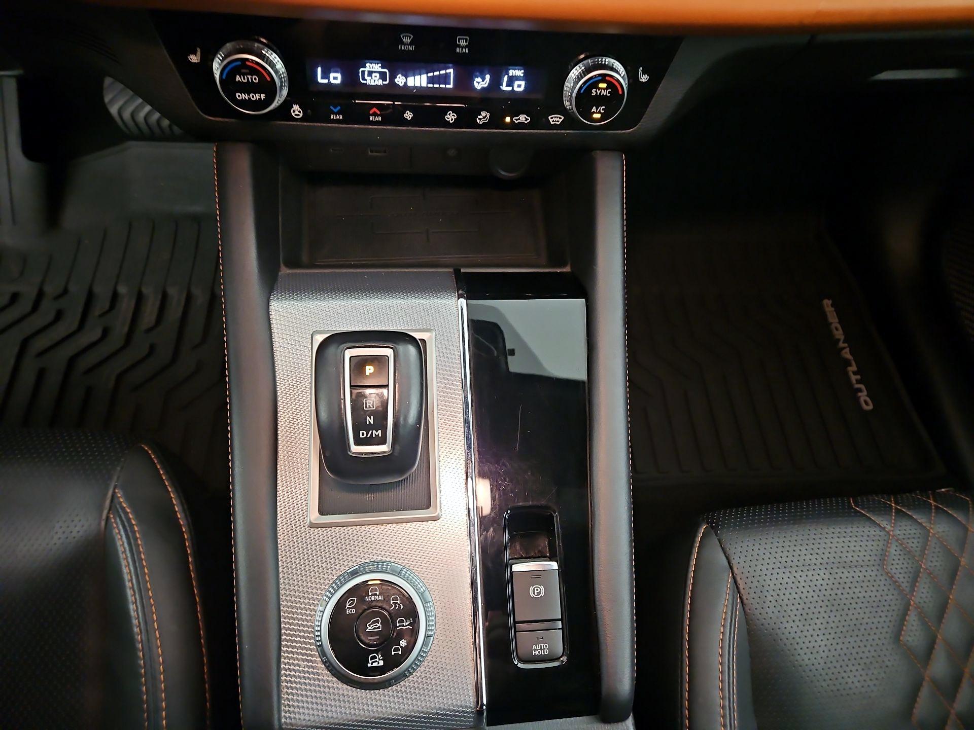 Thumbnail: 2023 Mitsubishi Outlander - 16