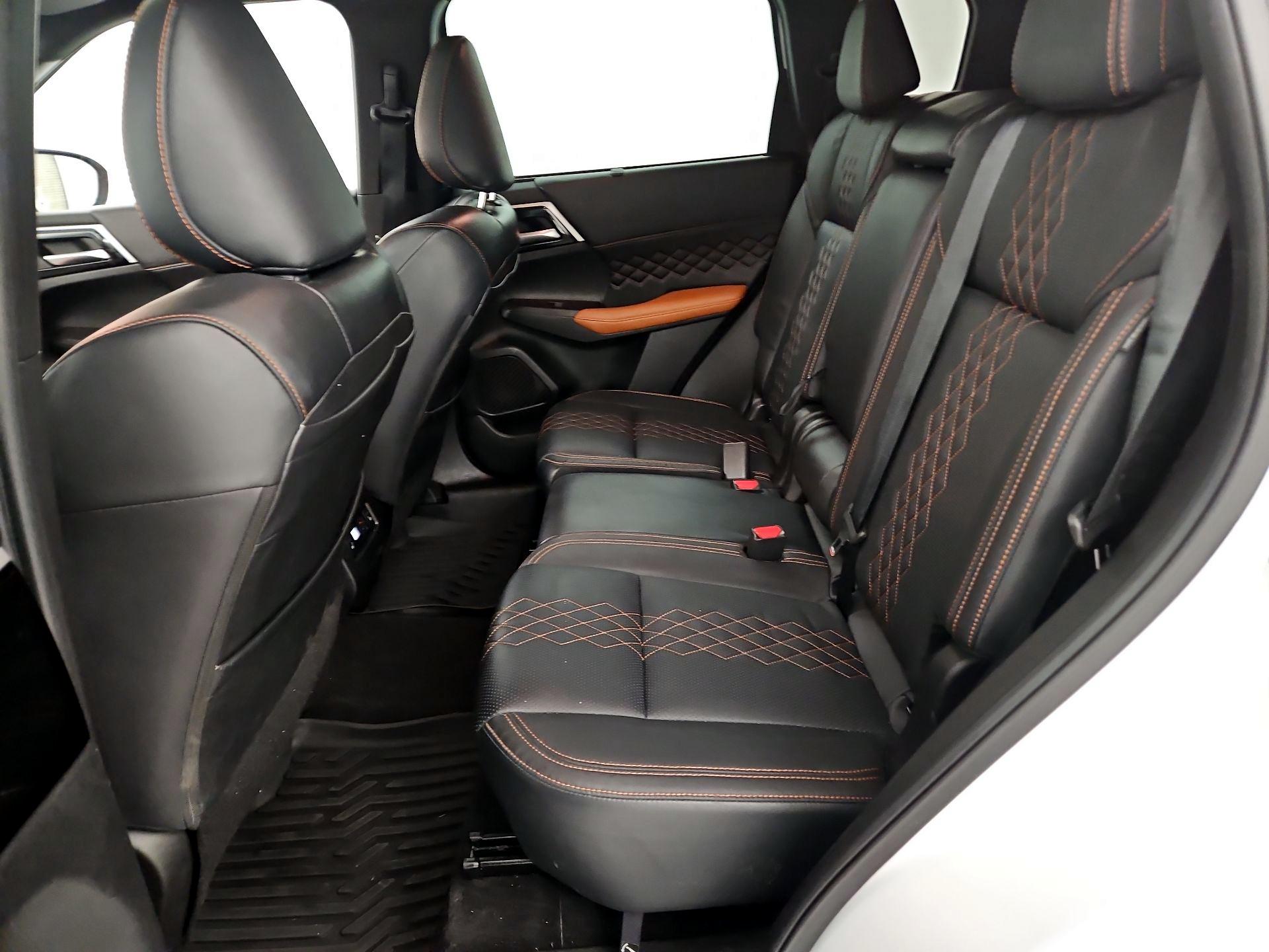 Thumbnail: 2023 Mitsubishi Outlander - 19