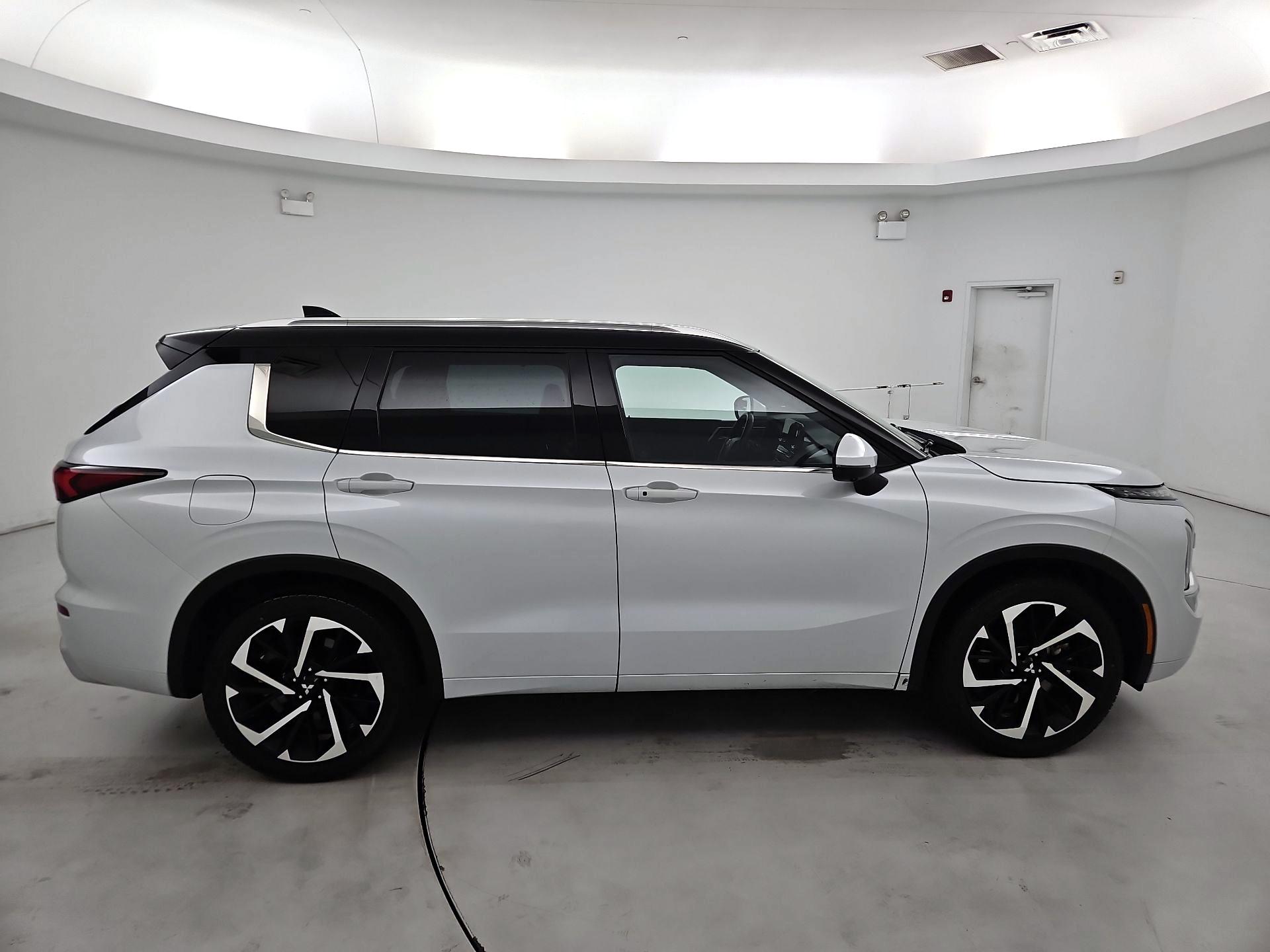 Thumbnail: 2023 Mitsubishi Outlander - 4