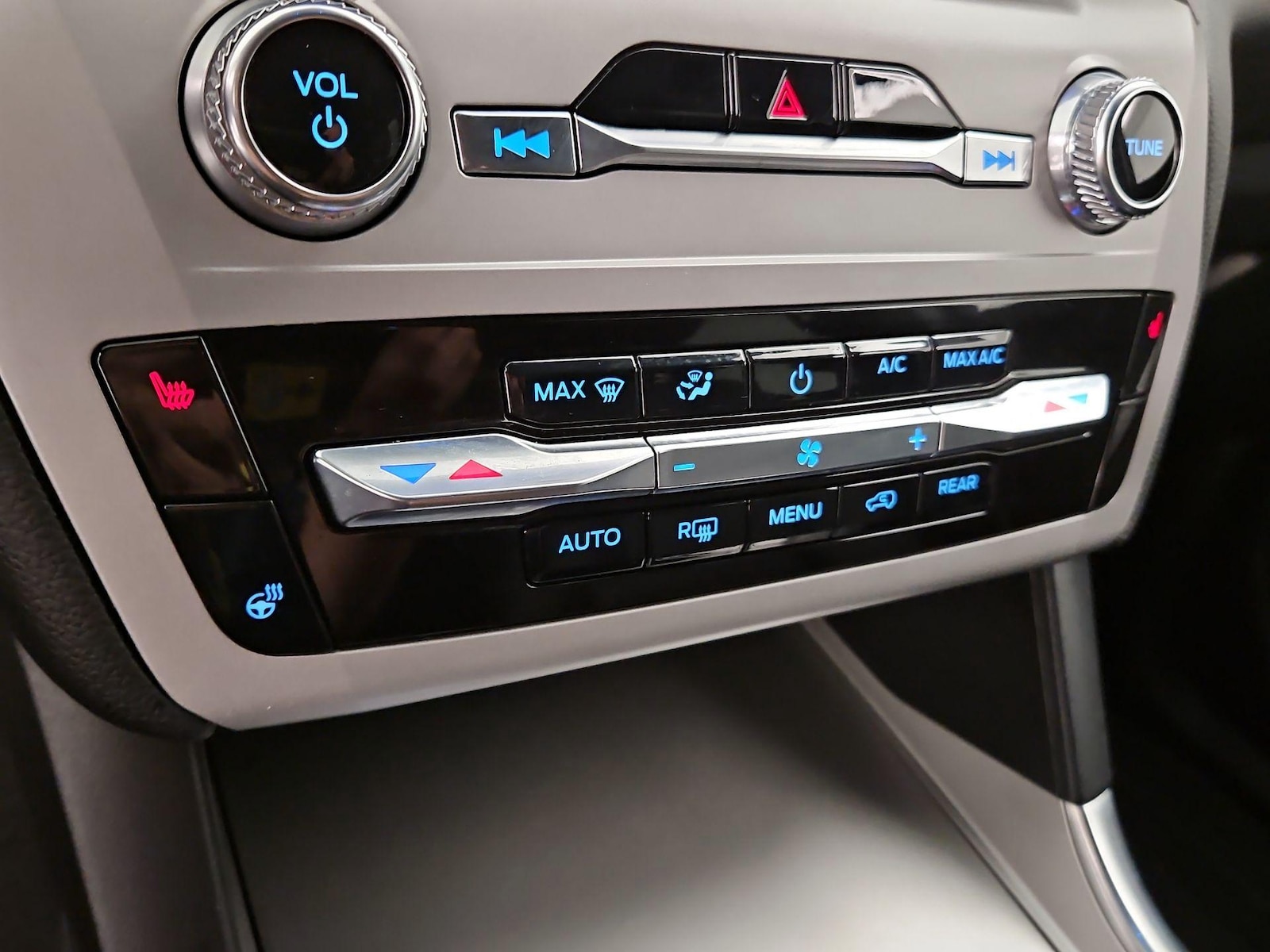 2024 Ford Explorer XLT - Photo 16