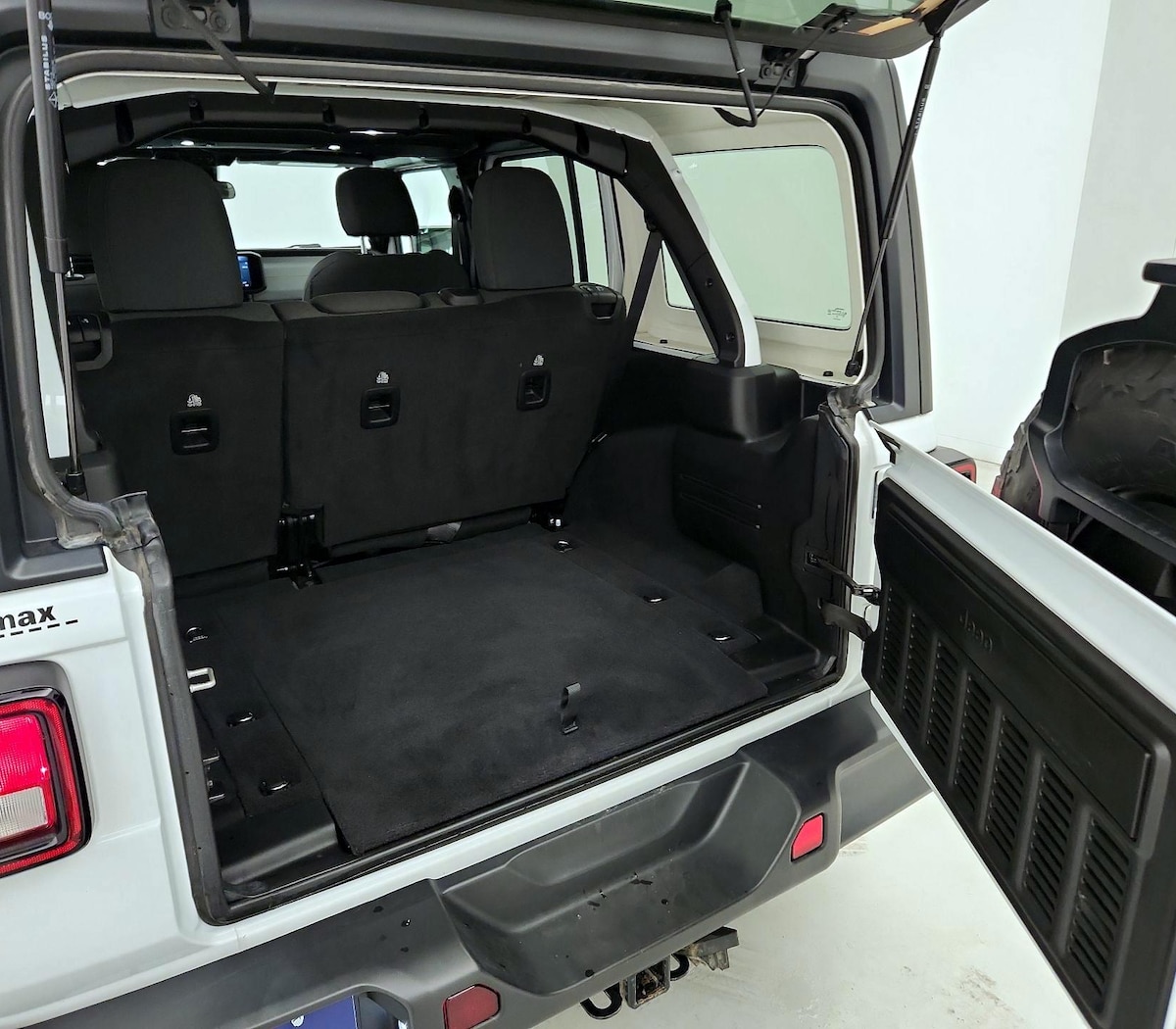 Trunk/Cargo (Seats Up)