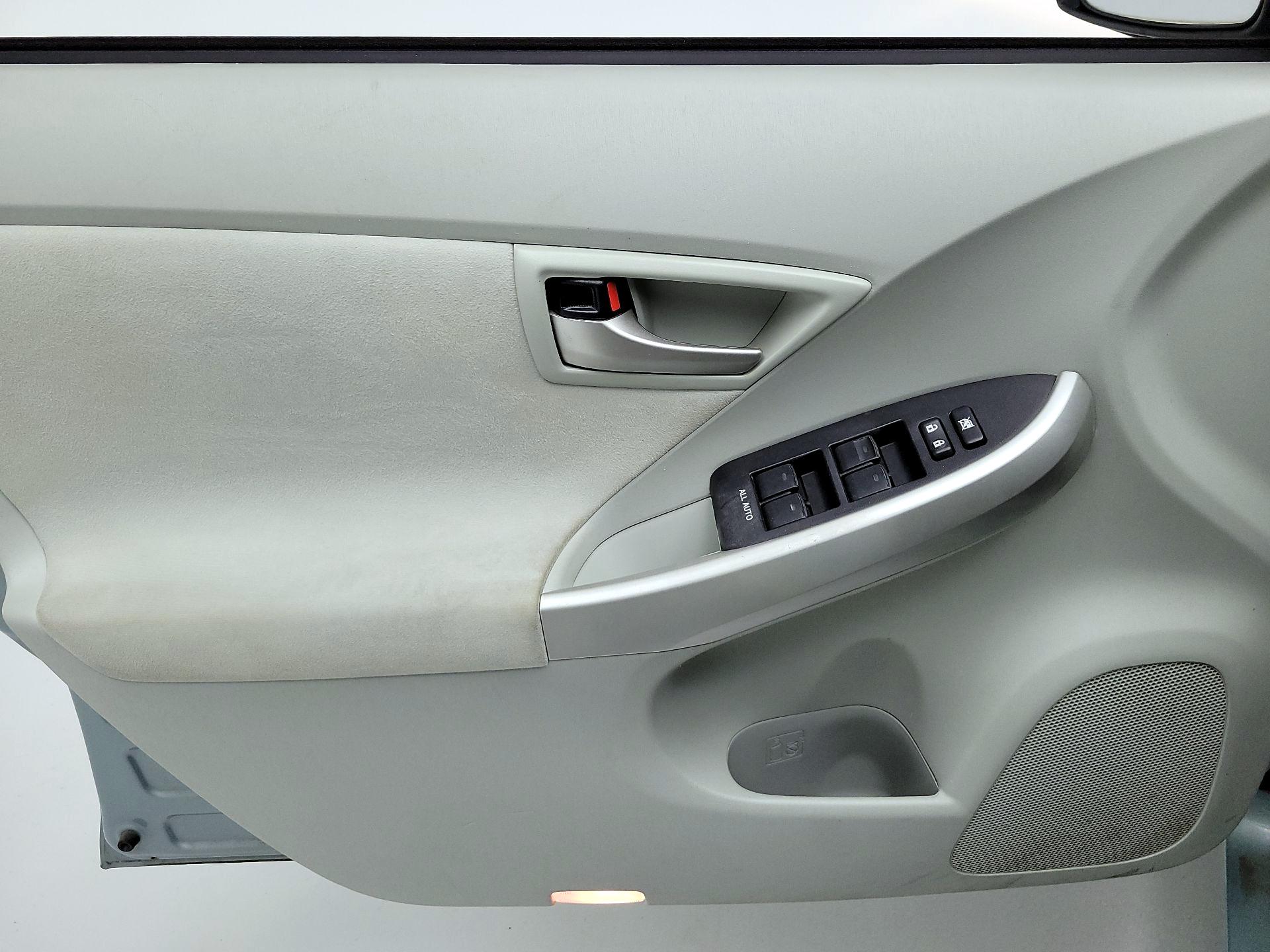 Thumbnail: 2015 Toyota Prius - 12