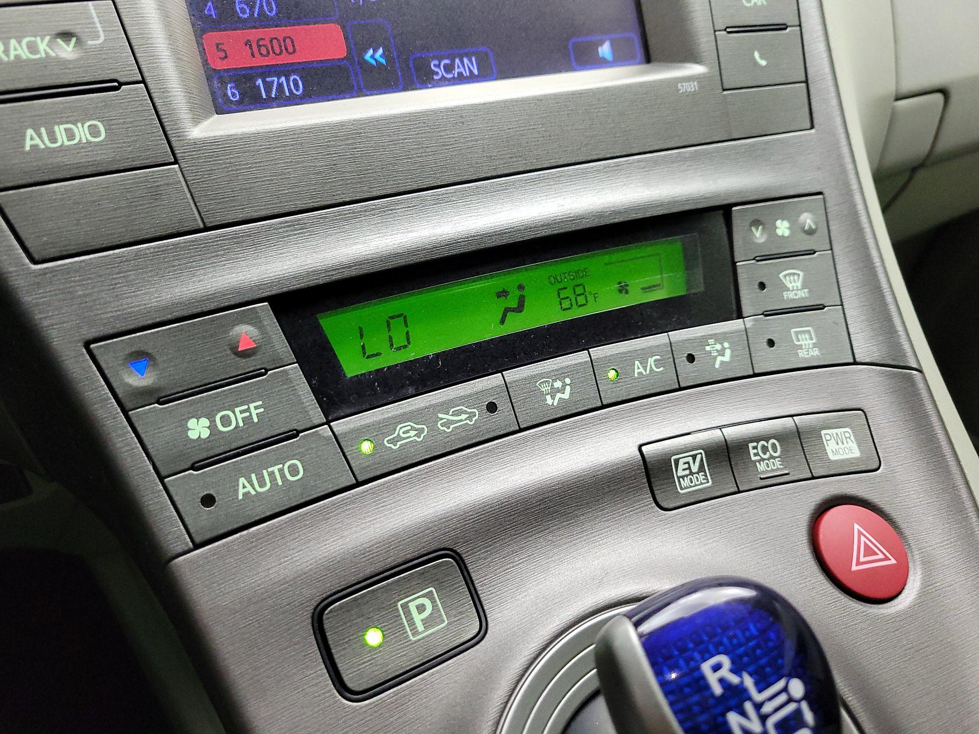 Thumbnail: 2015 Toyota Prius - 16