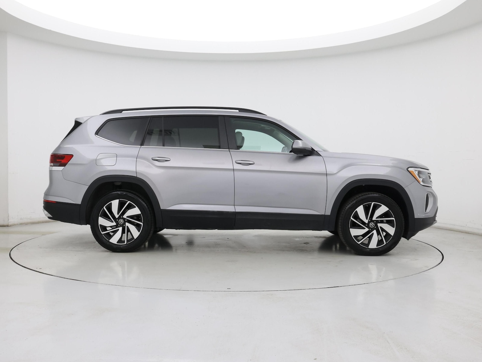 2025 Volkswagen Atlas SE w/Tech - Photo 8