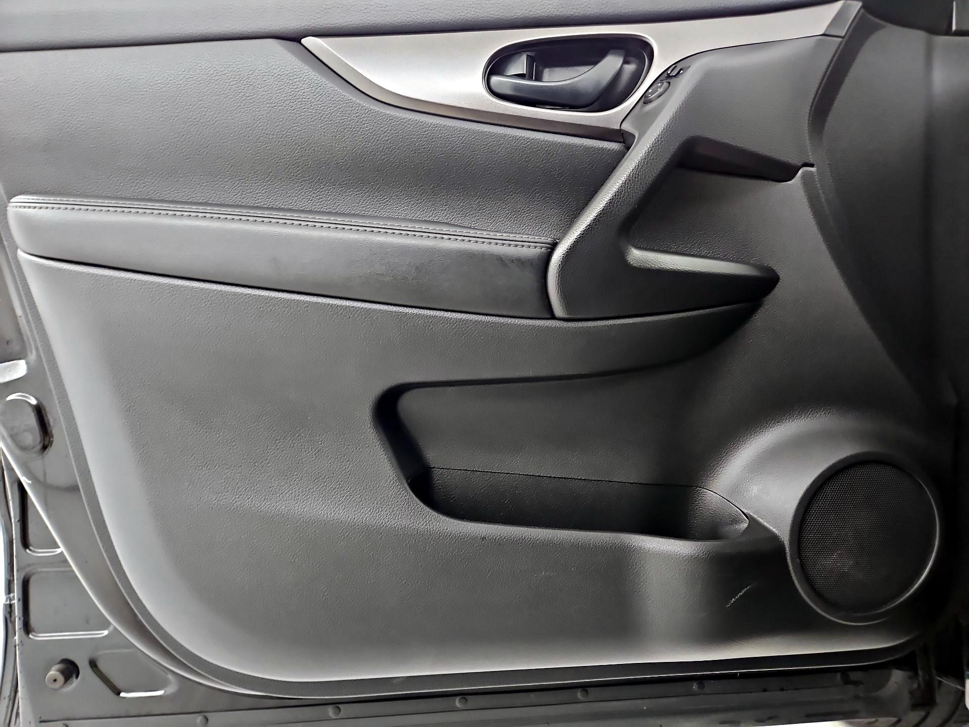 Thumbnail: 2020 Nissan Rogue Sport - 10