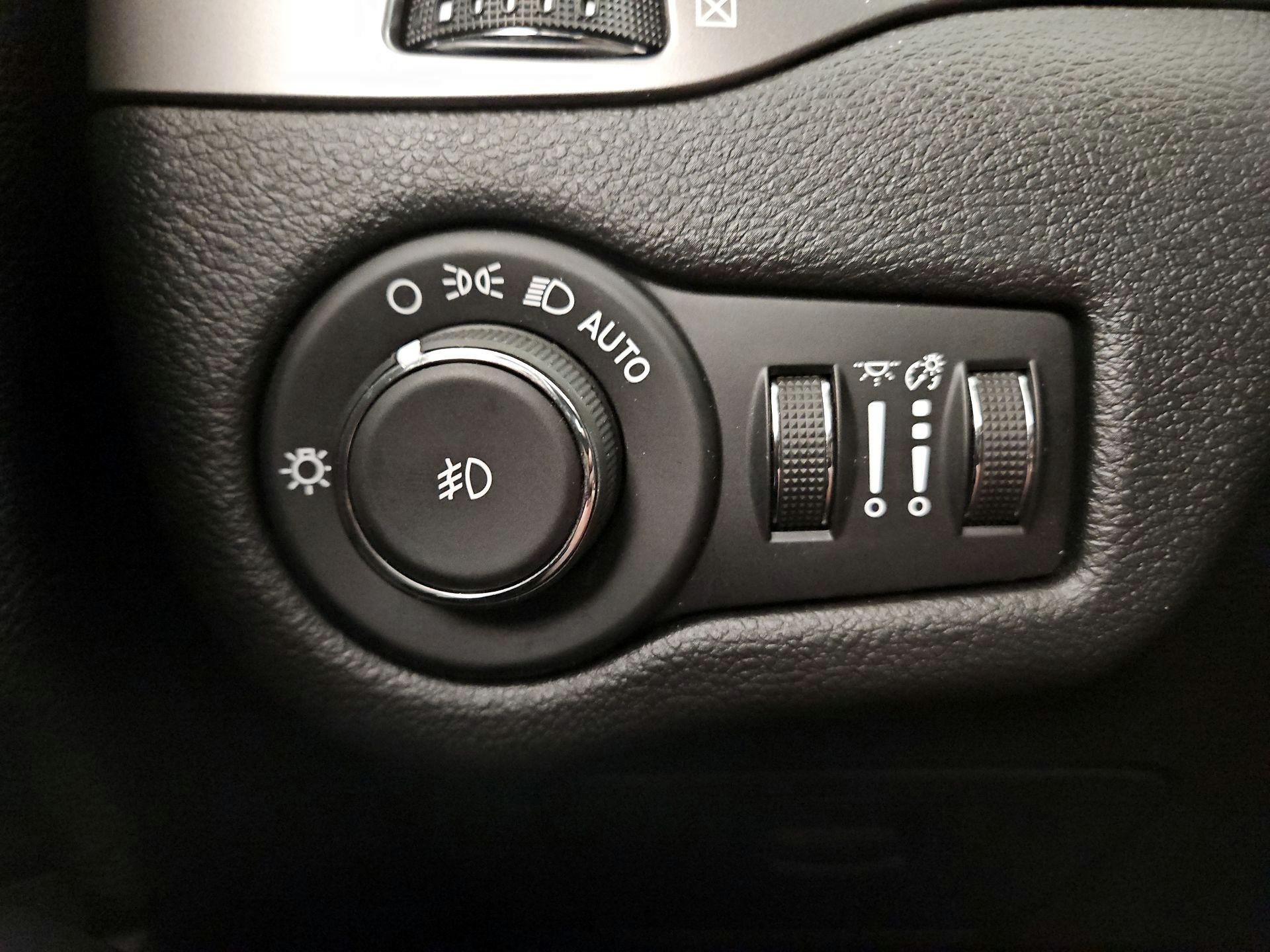 Thumbnail: 2020 Jeep Cherokee - 11