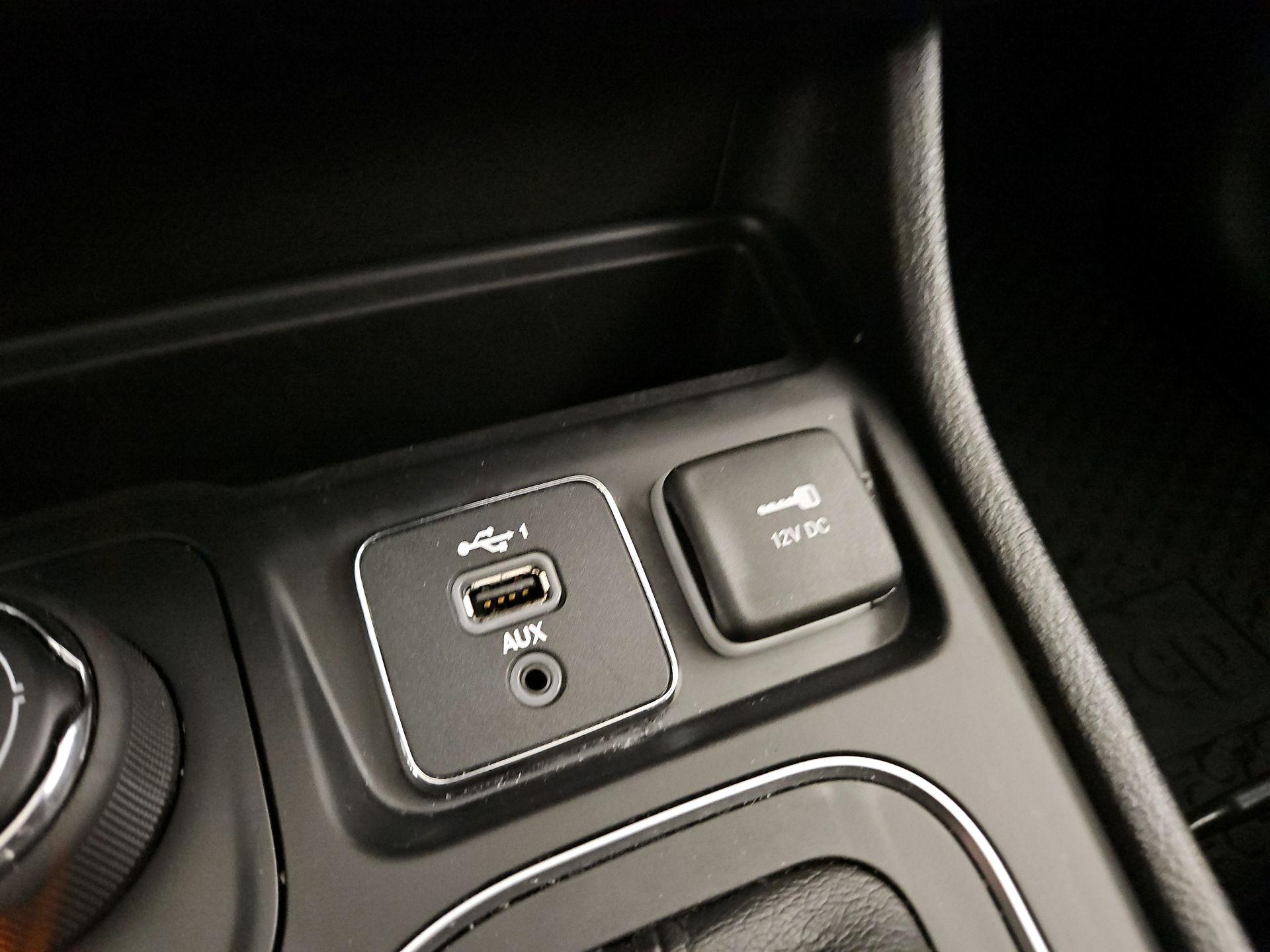 Thumbnail: 2020 Jeep Cherokee - 16