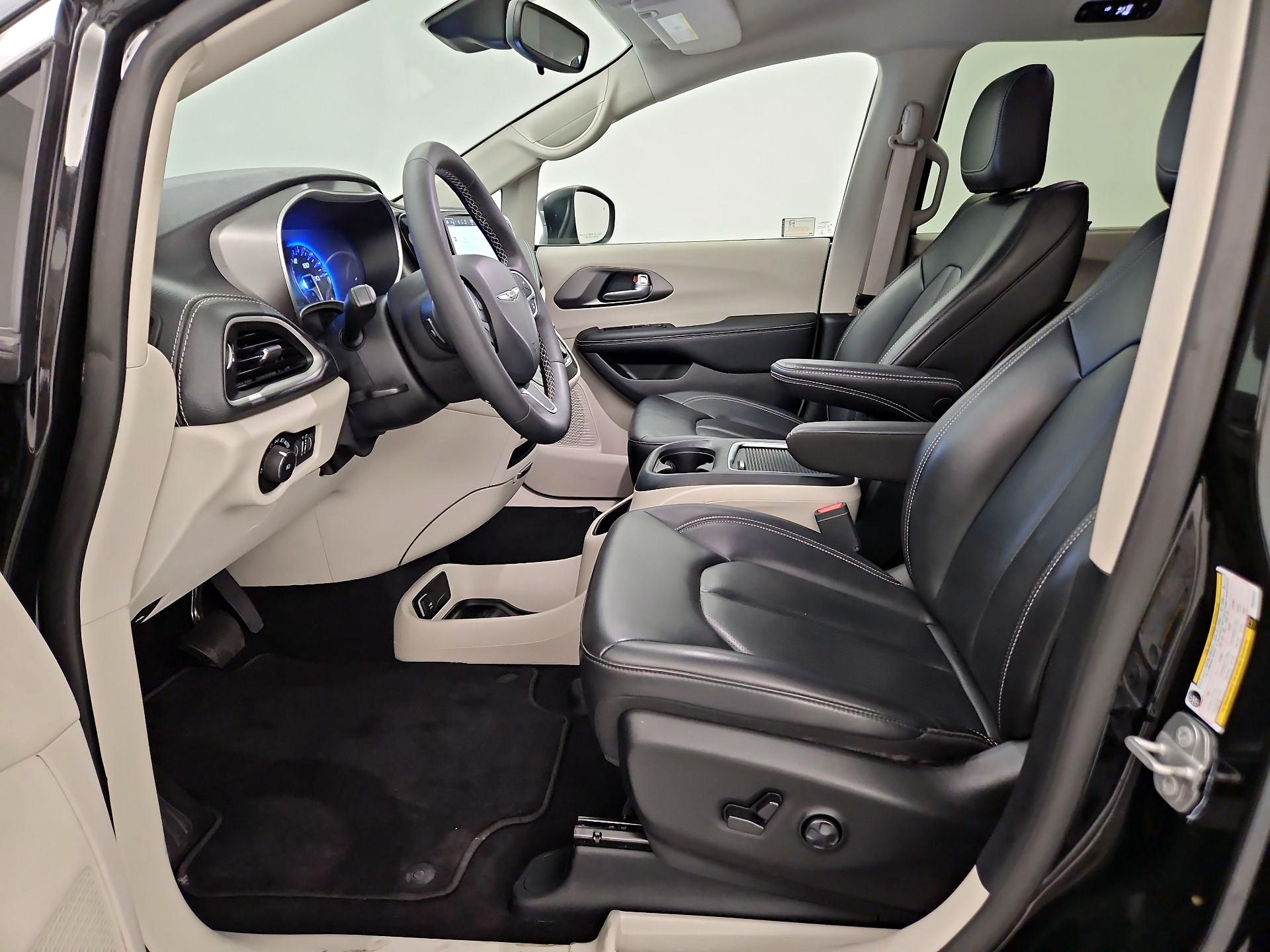 Thumbnail: 2023 Chrysler Pacifica - 9