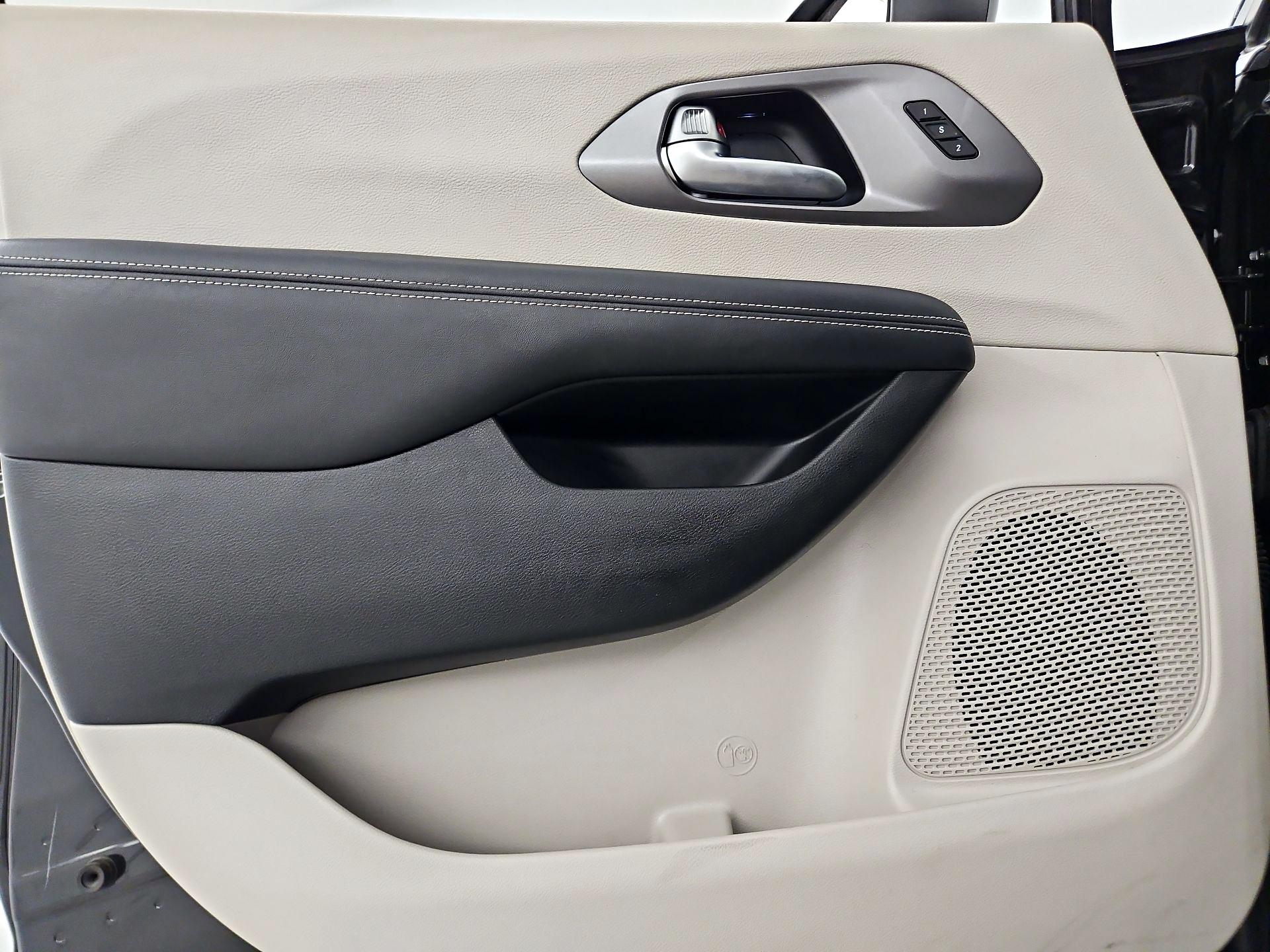 Thumbnail: 2023 Chrysler Pacifica - 10