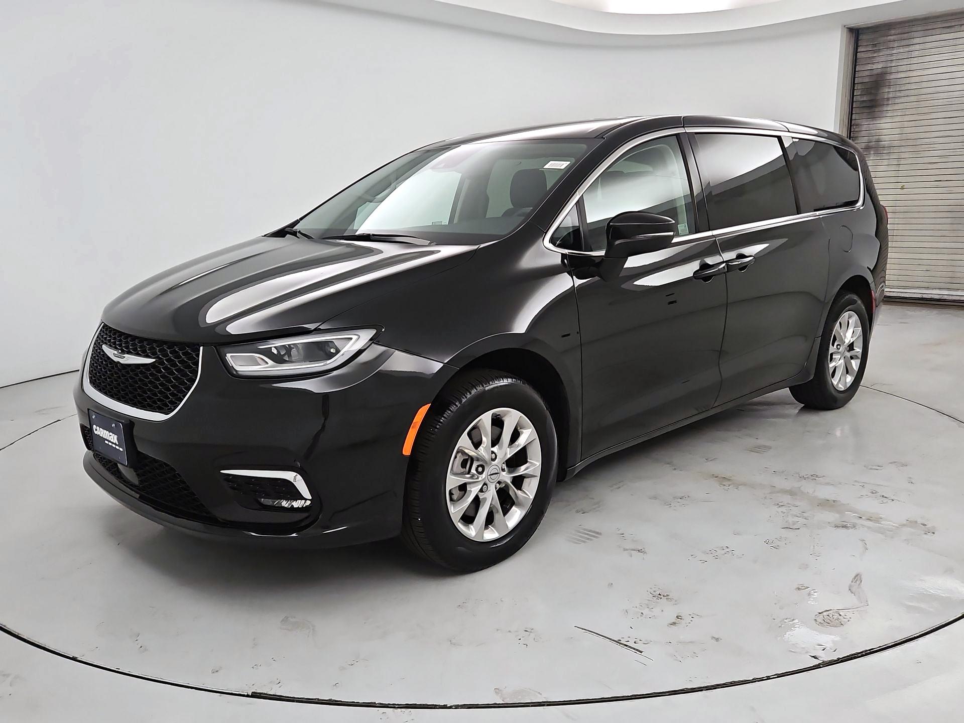 Thumbnail: 2023 Chrysler Pacifica - 3