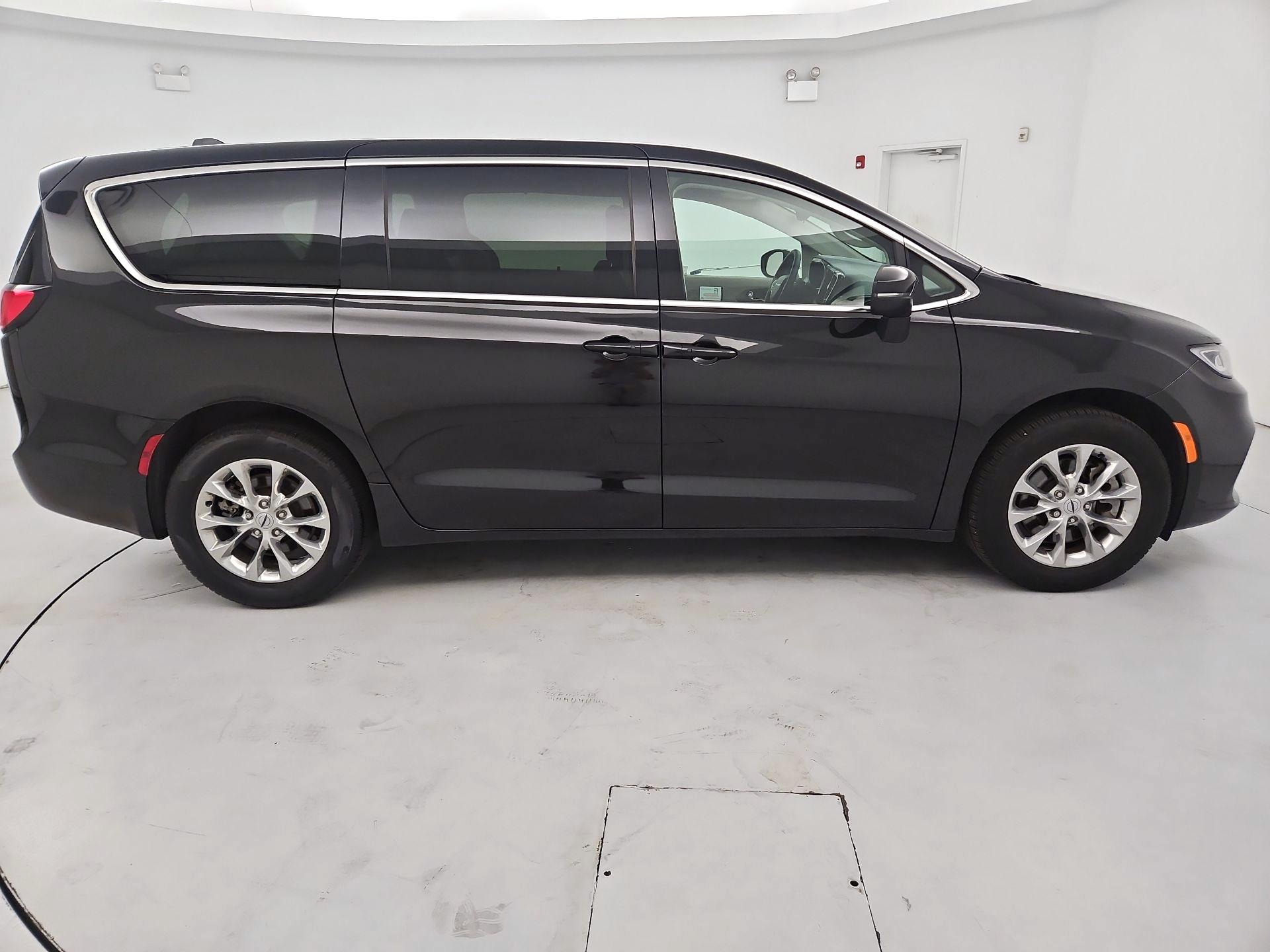 Thumbnail: 2023 Chrysler Pacifica - 4