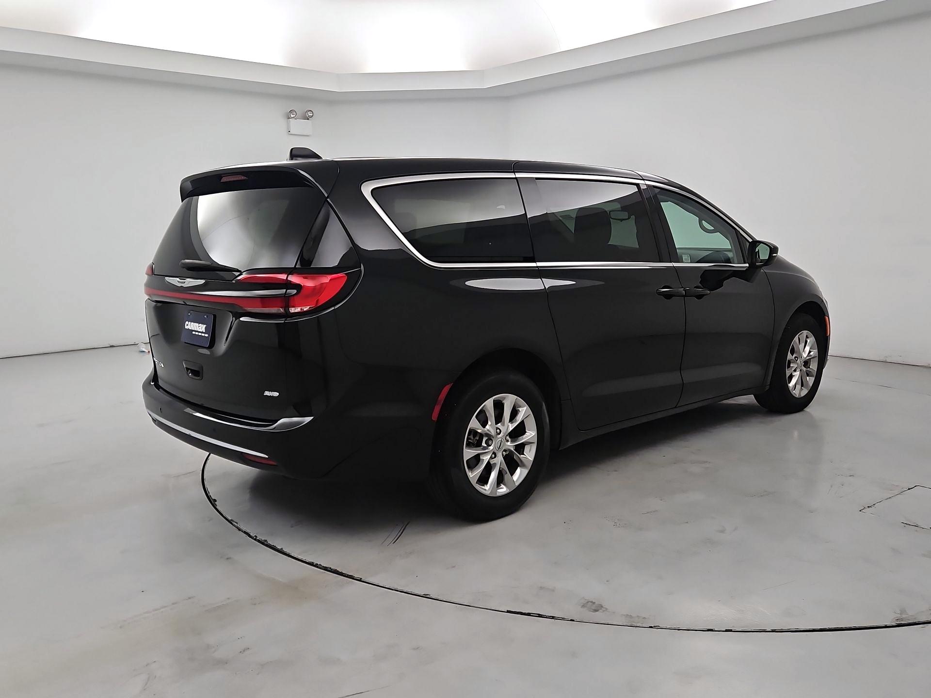 Thumbnail: 2023 Chrysler Pacifica - 5