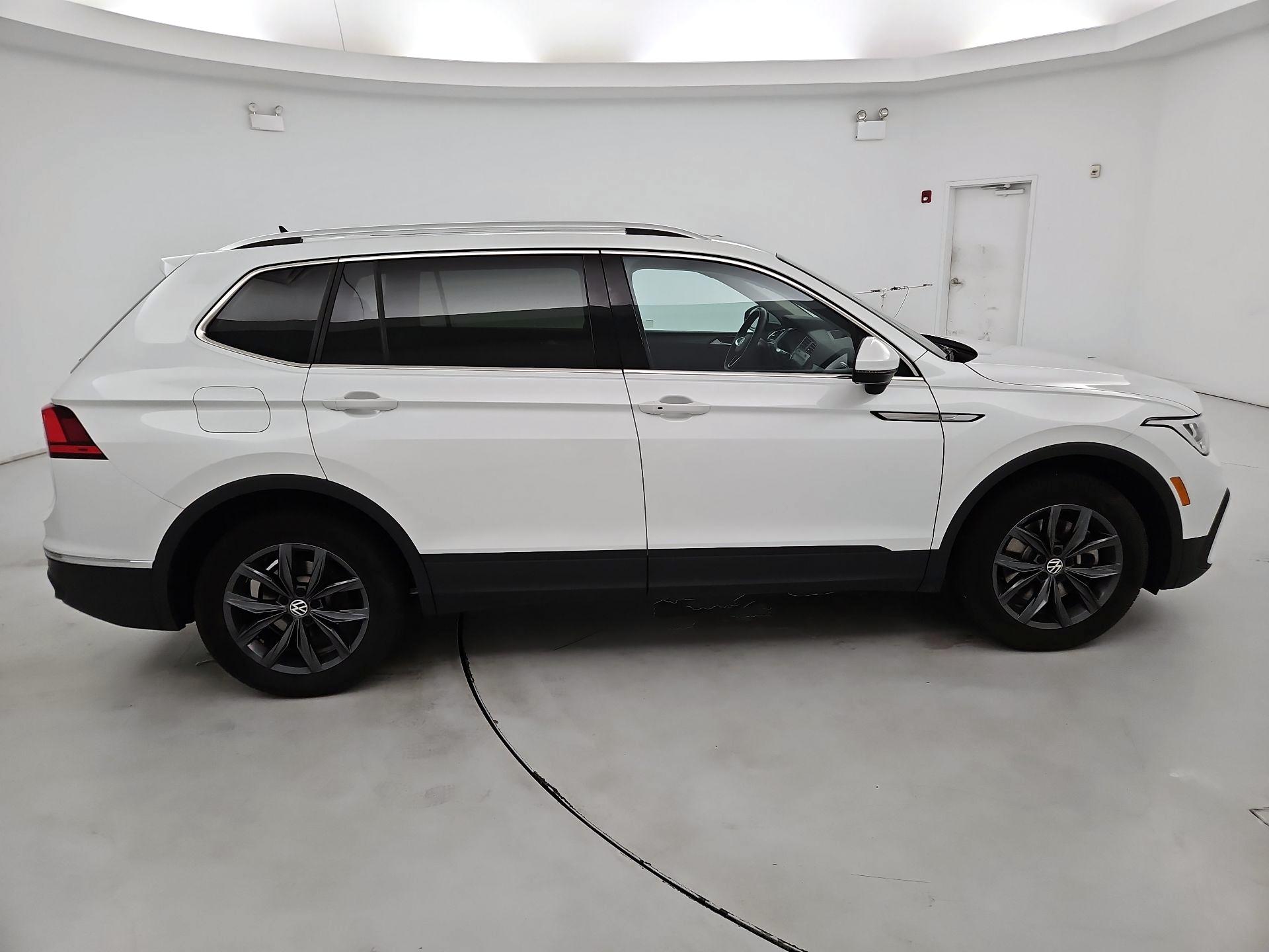 Thumbnail: 2023 Volkswagen Tiguan - 4