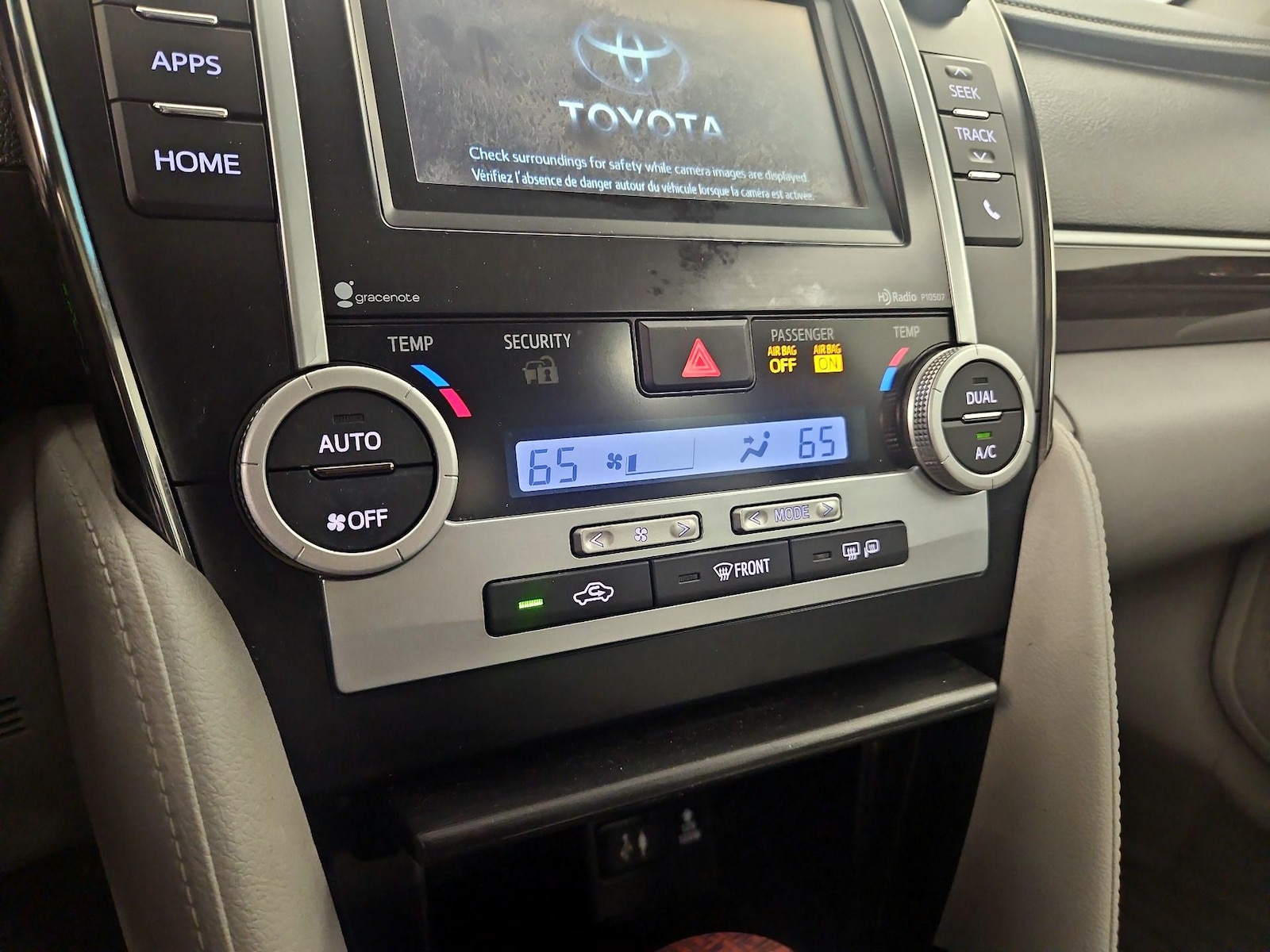 2014 Toyota Camry XLE - Photo 17
