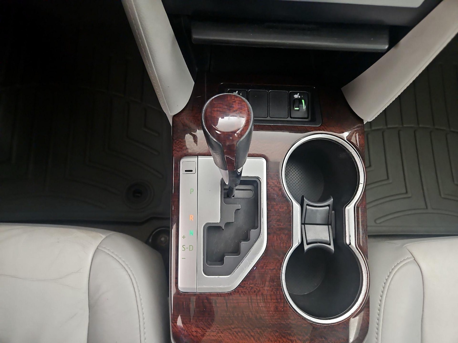 2014 Toyota Camry XLE - Photo 18