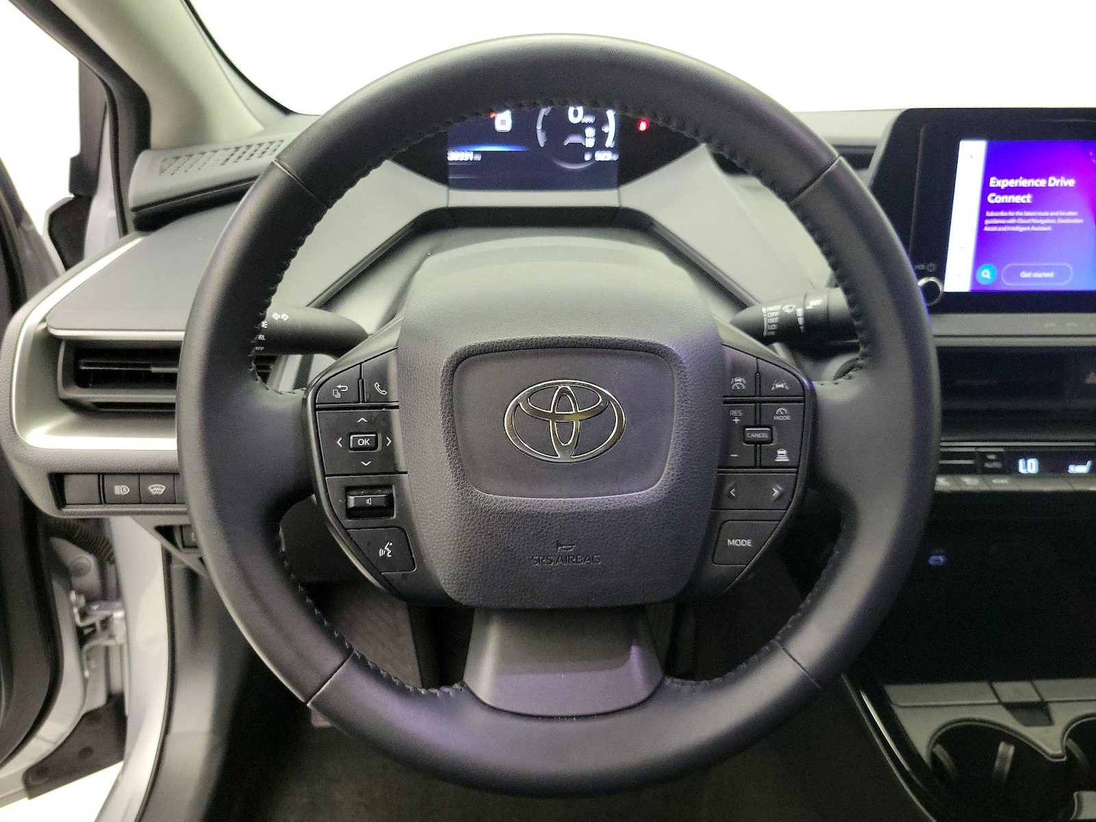 2025 Toyota Prius LE - Photo 11