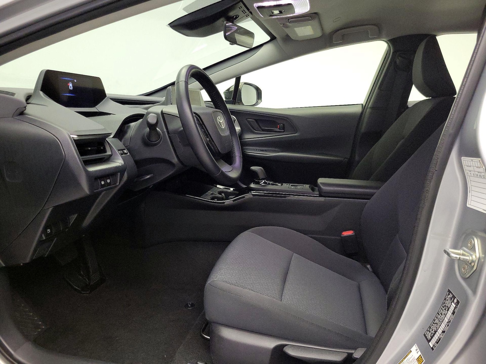 2025 Toyota Prius LE - Photo 12