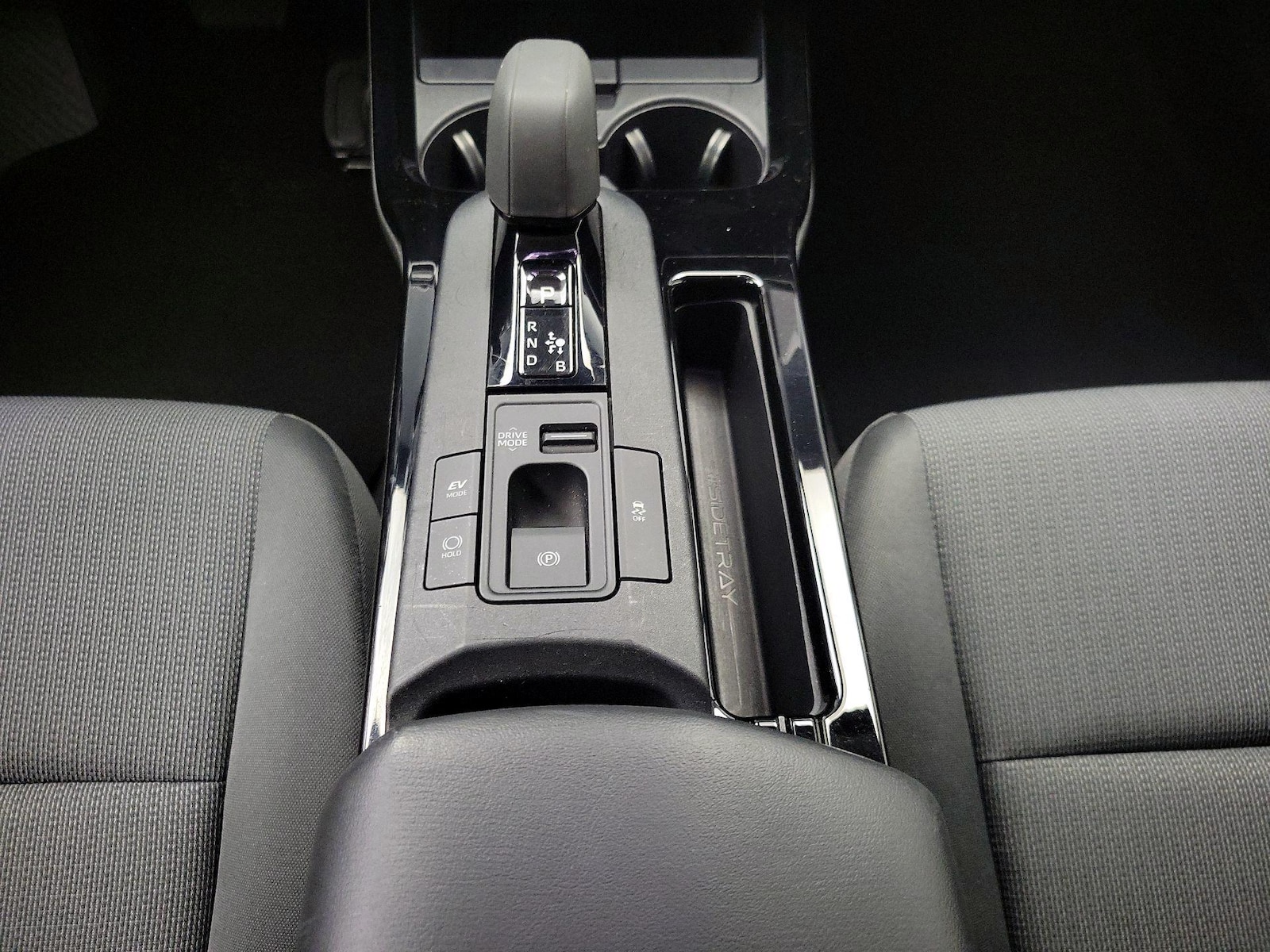 2025 Toyota Prius LE - Photo 18
