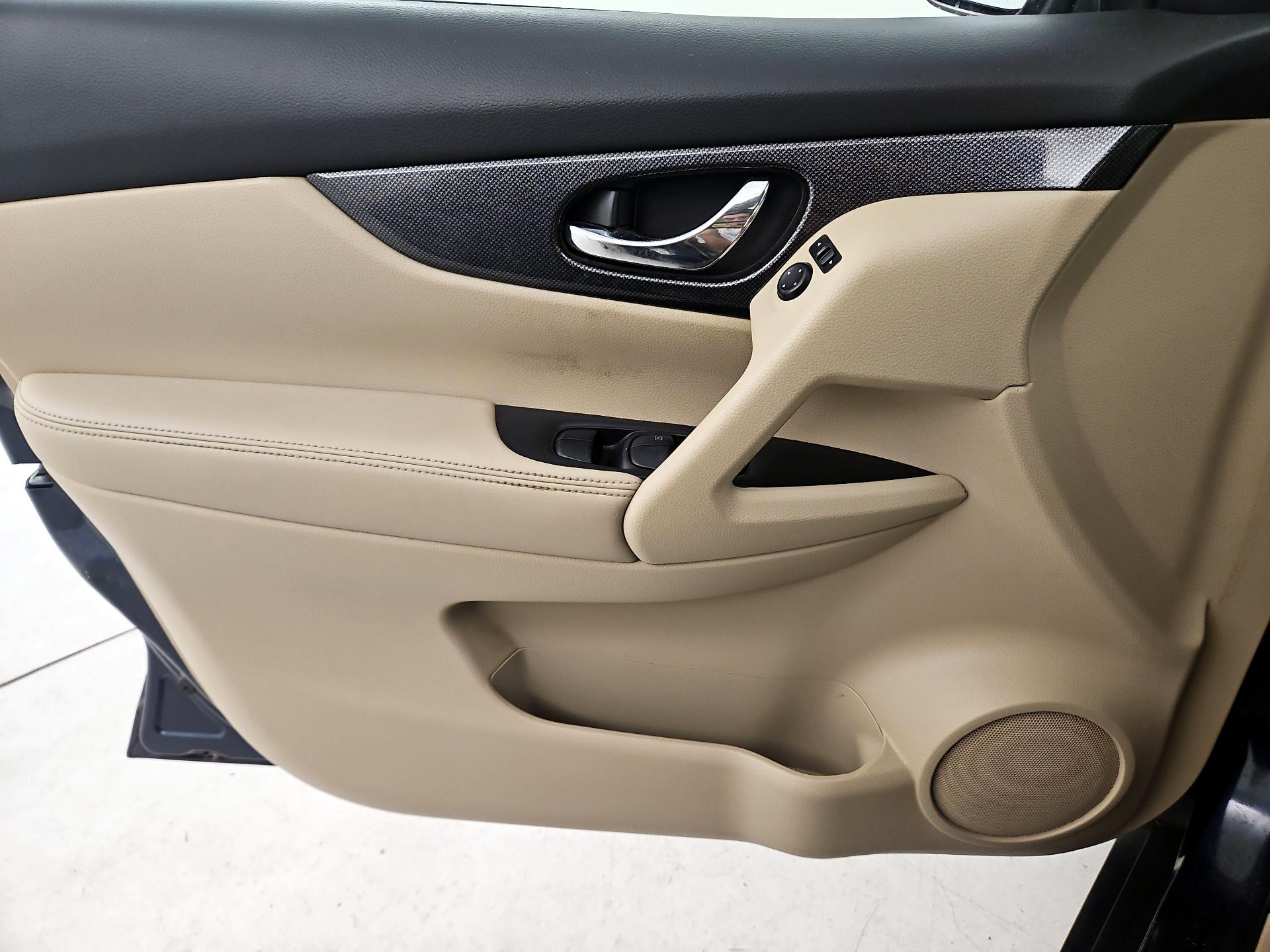Thumbnail: 2015 Nissan Rogue - 12