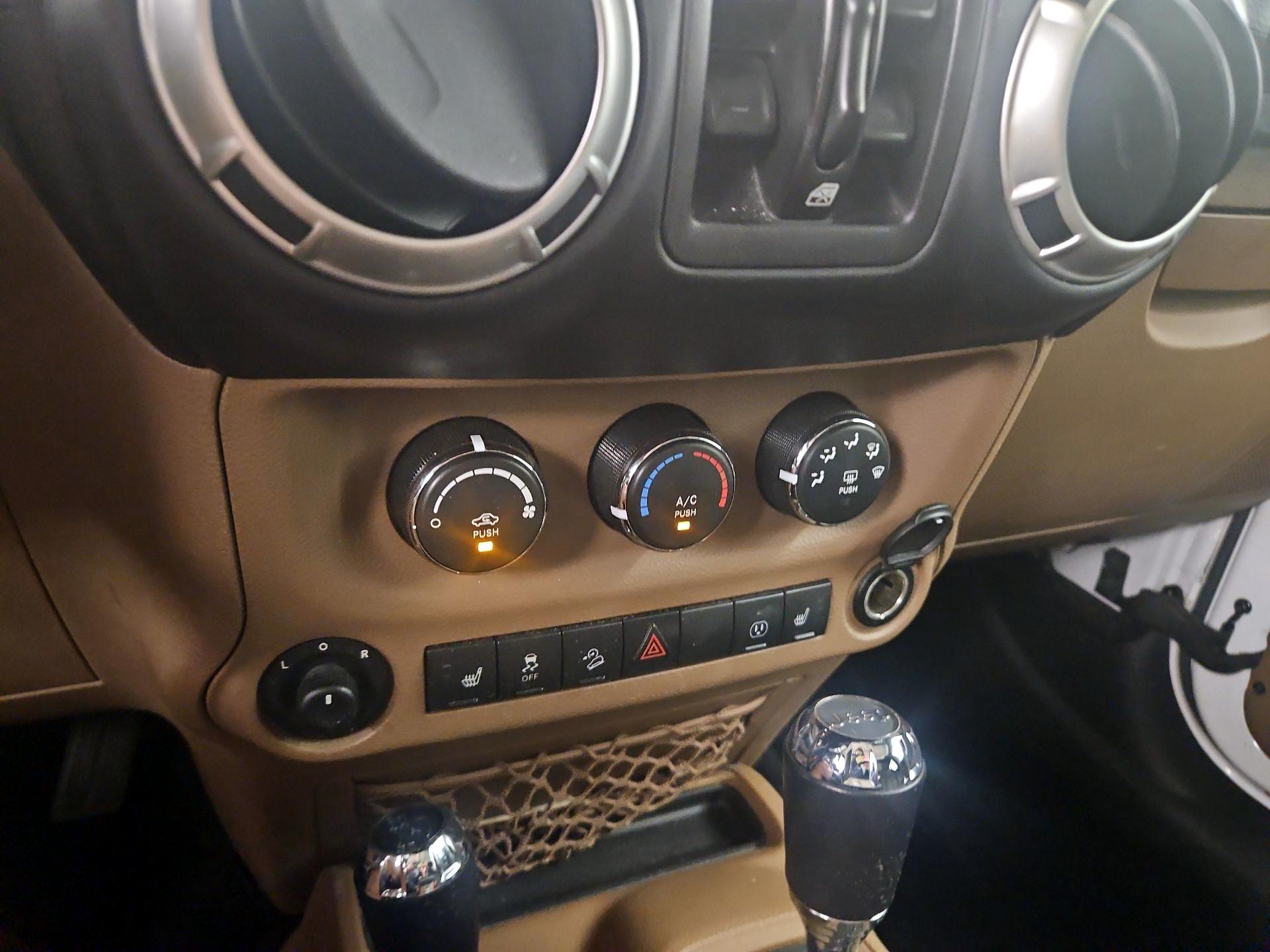 Thumbnail: 2016 Jeep Wrangler - 14
