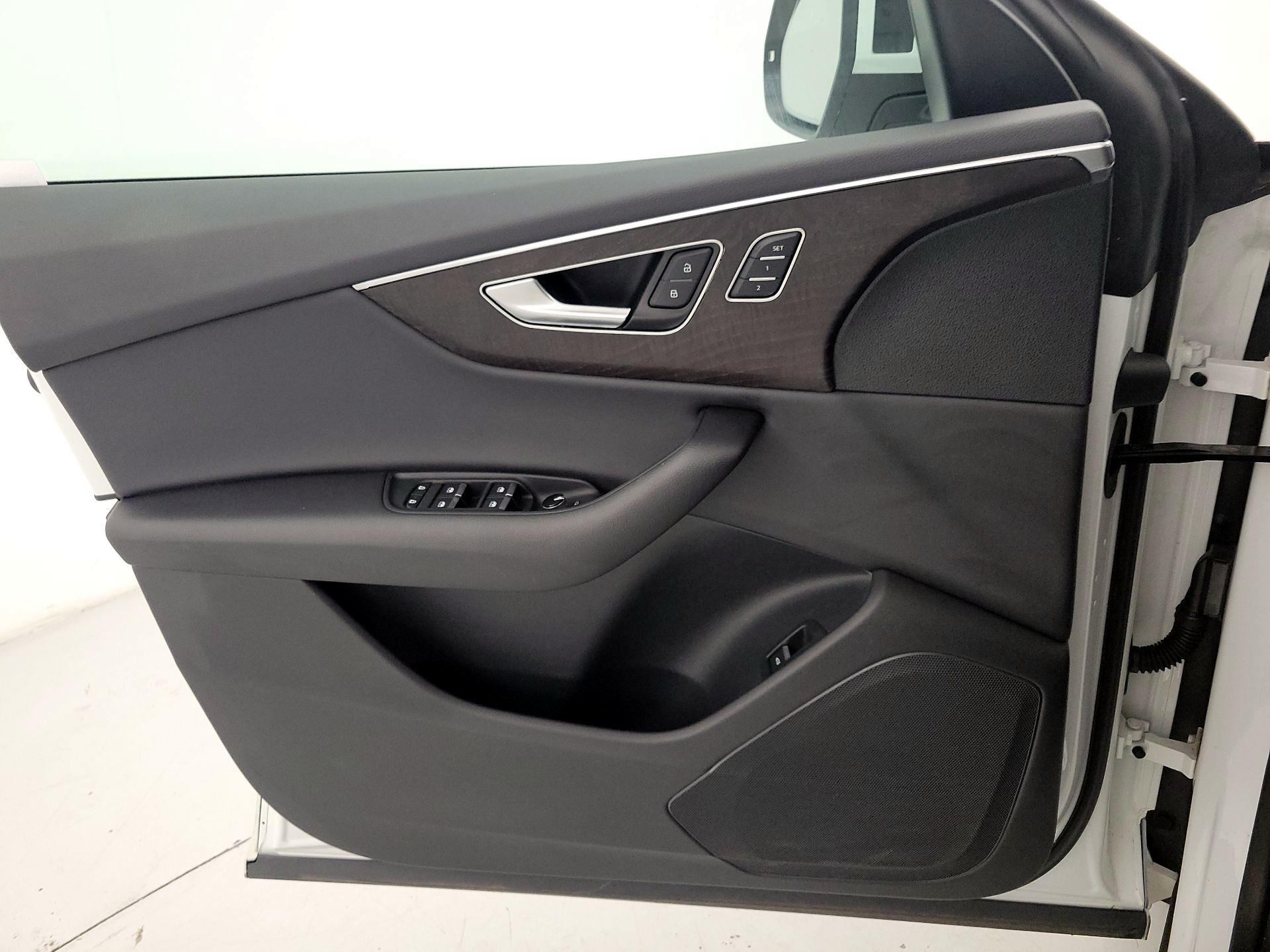 Thumbnail: 2023 Audi Q8 - 12