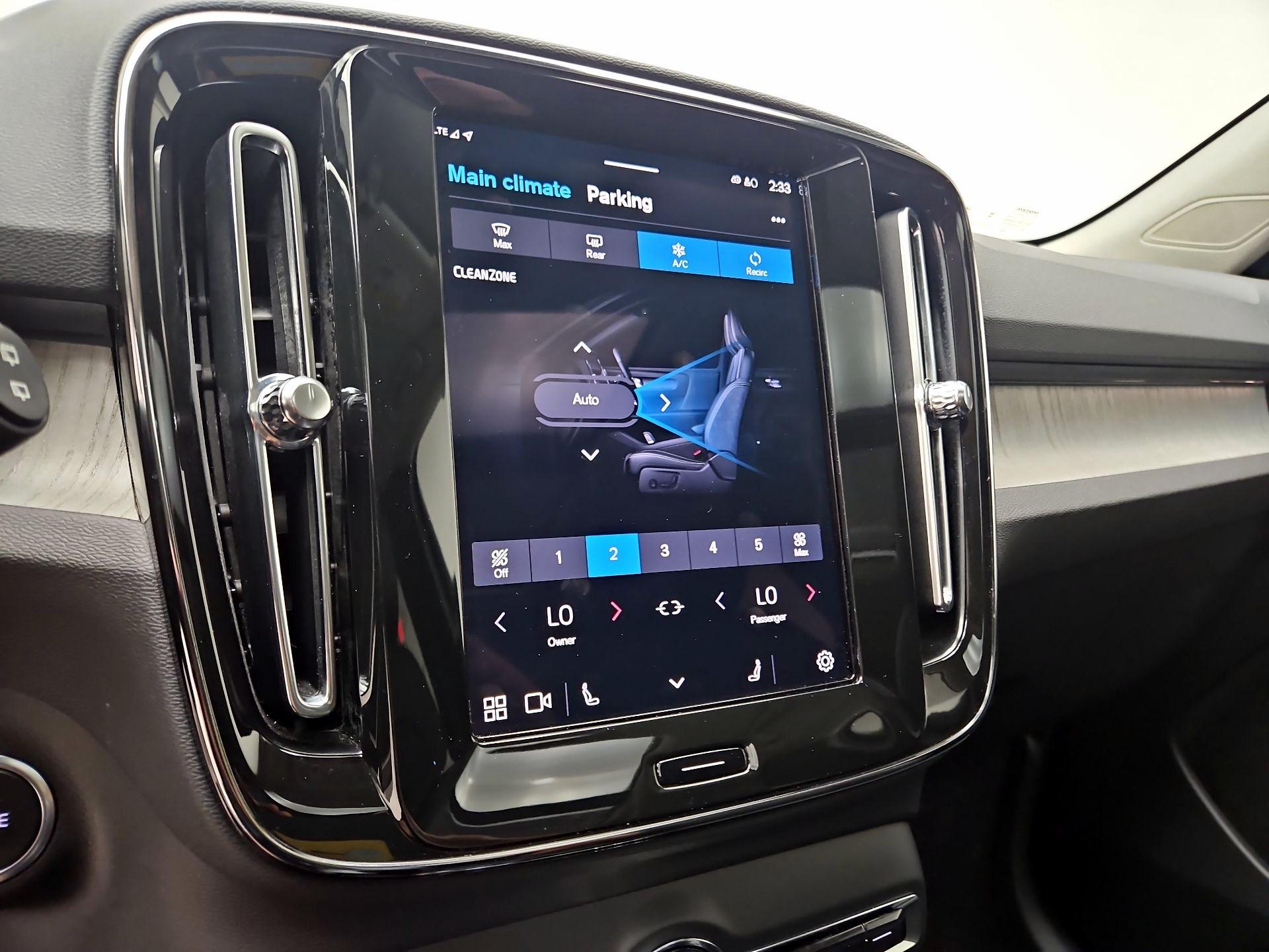 Thumbnail: 2025 Volvo XC40 - 17