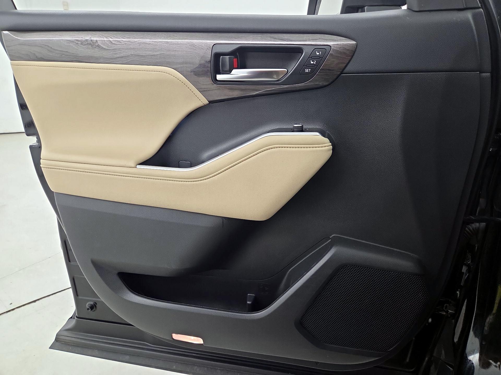 Thumbnail: 2023 Toyota Highlander - 12