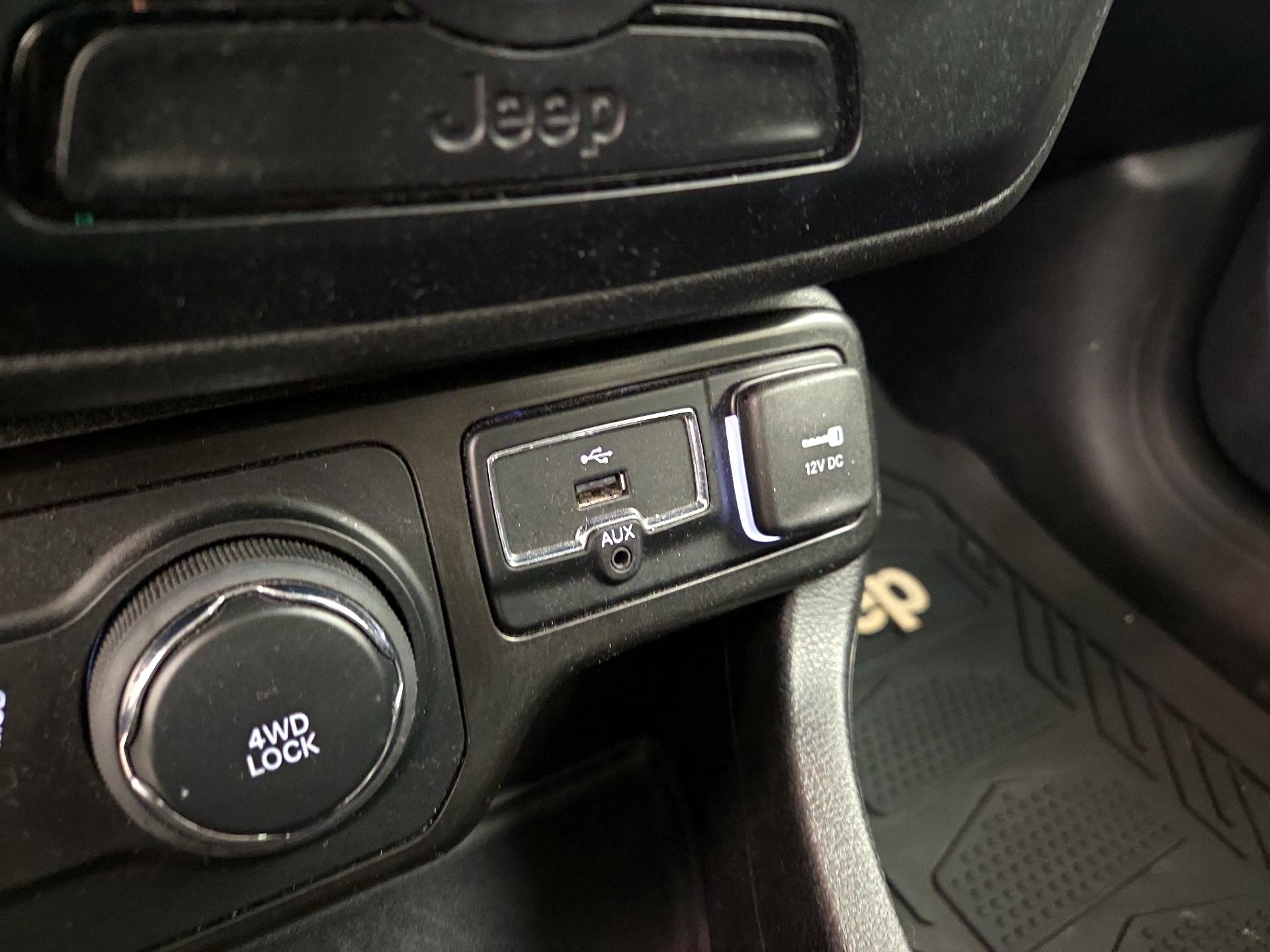 Thumbnail: 2020 Jeep Renegade - 18