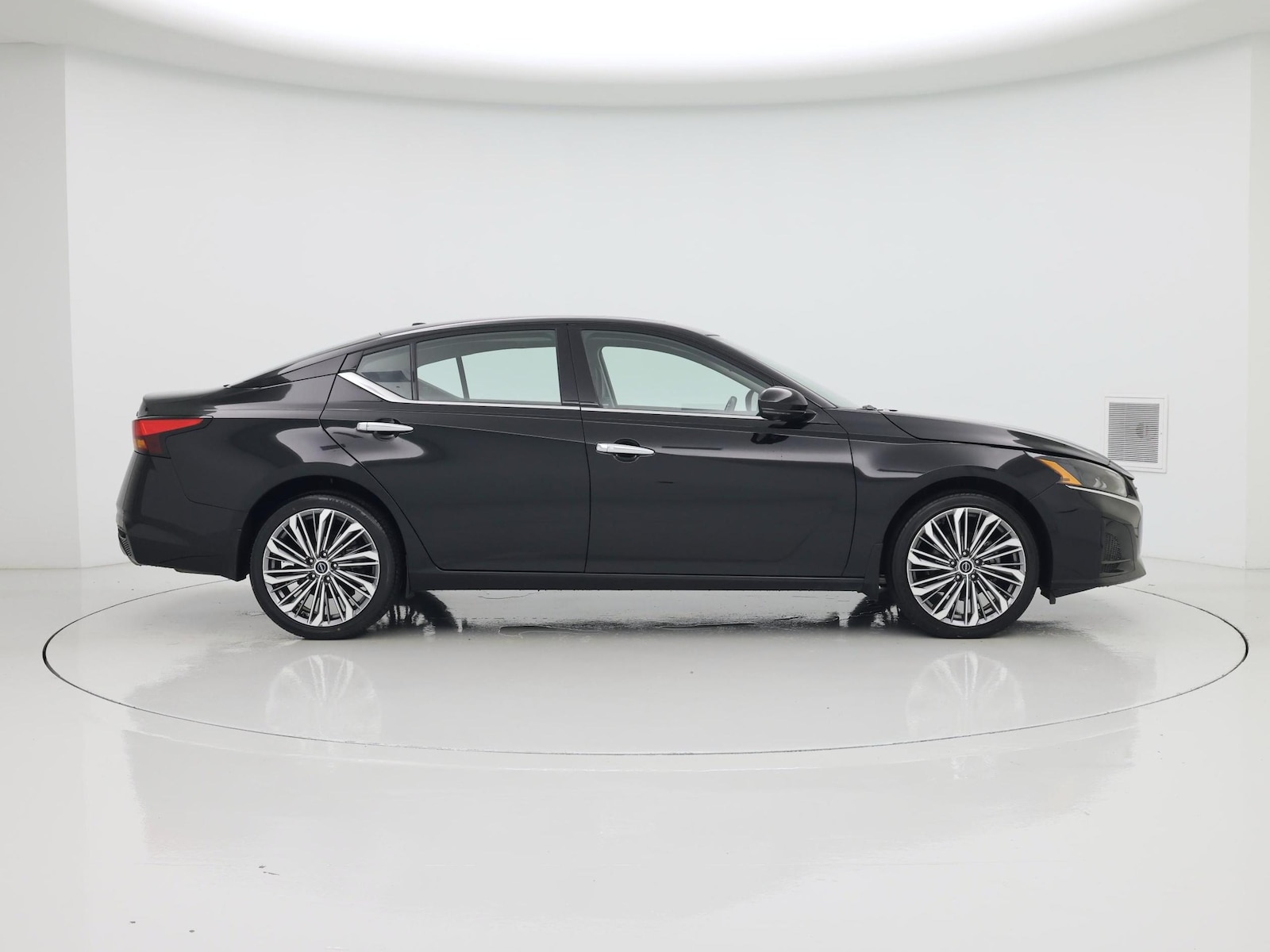 2025 Nissan Altima SL - Photo 8