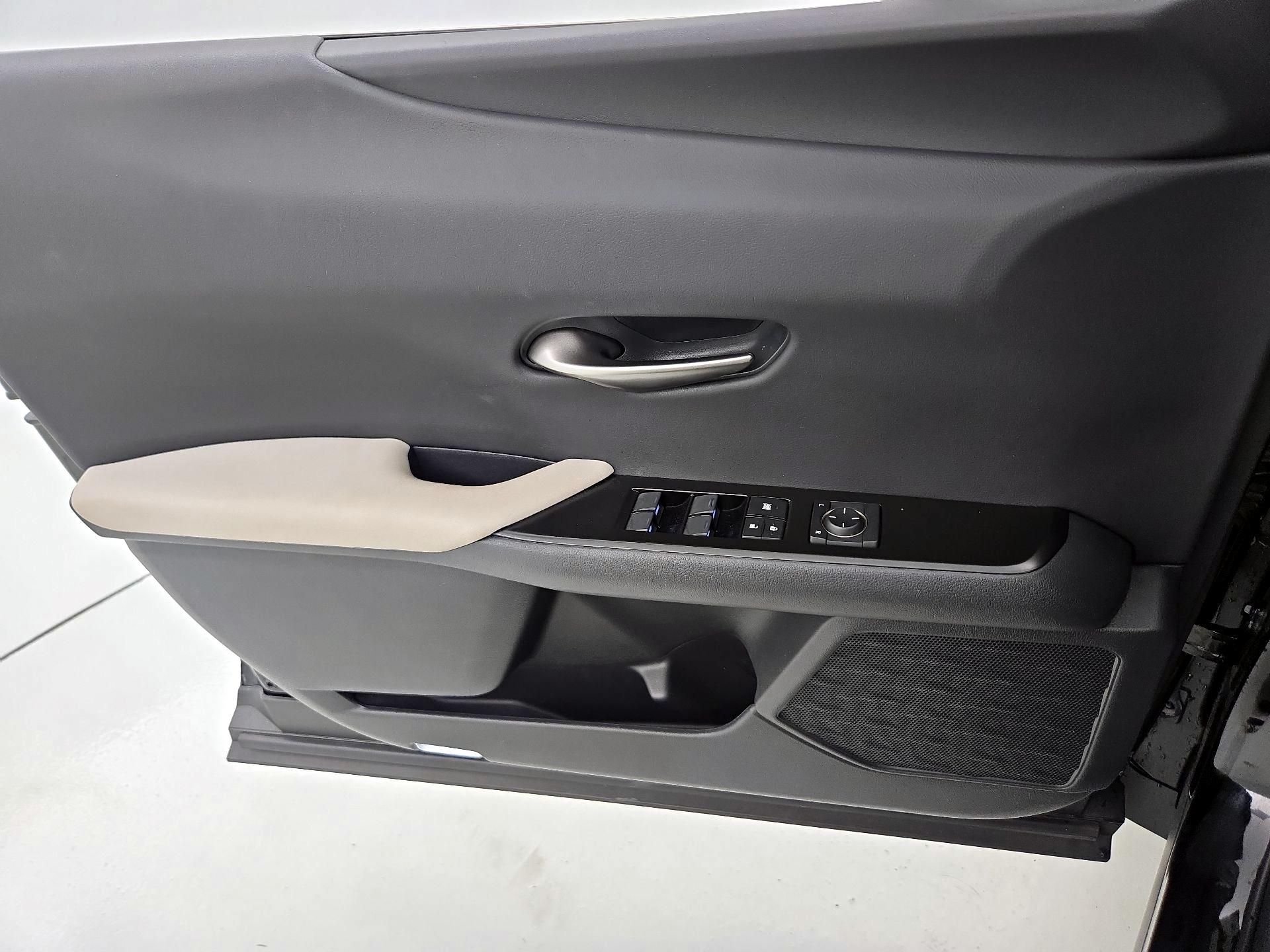 Thumbnail: 2020 Lexus UX - 12