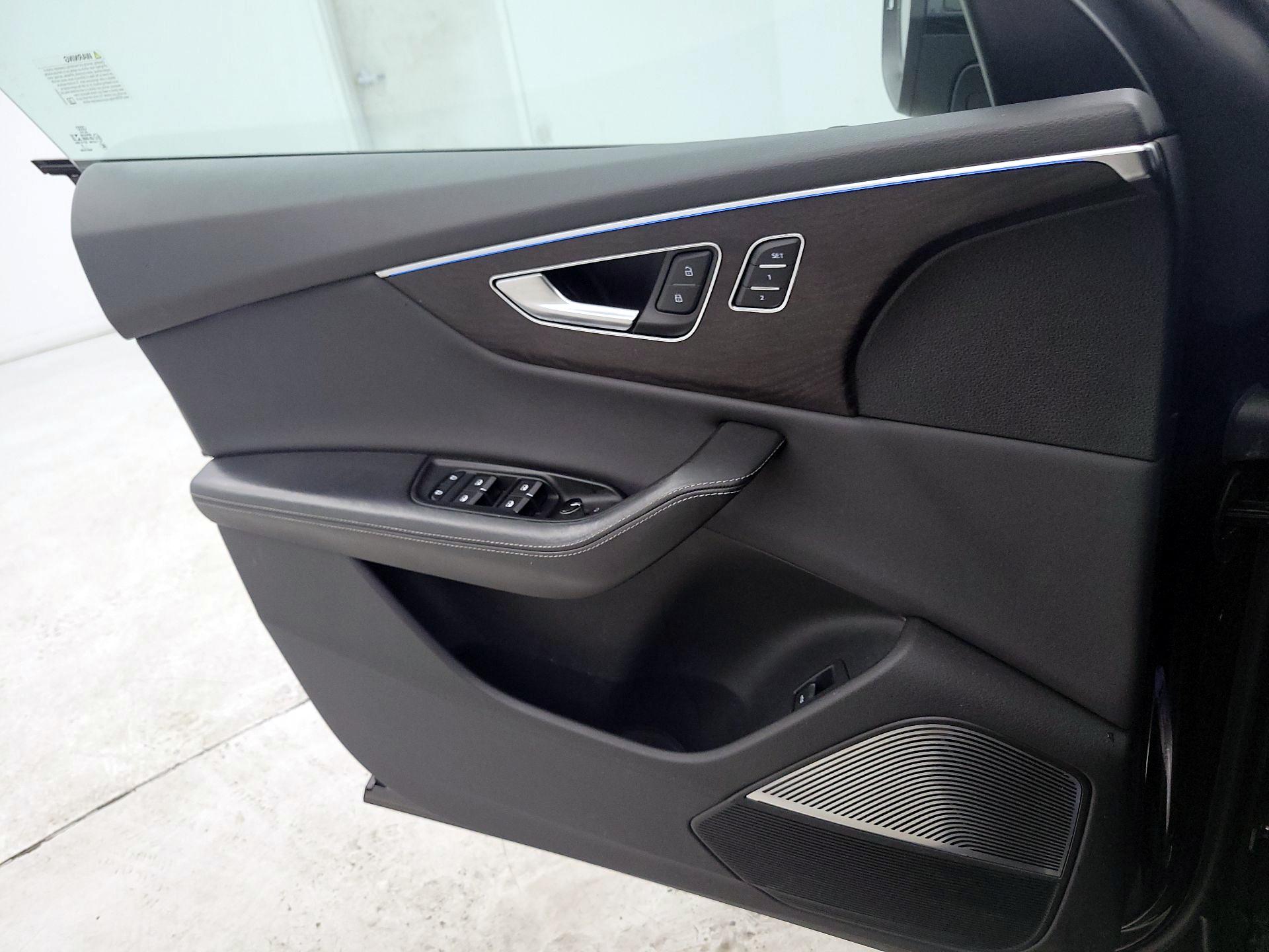 Thumbnail: 2022 Audi Q8 - 10