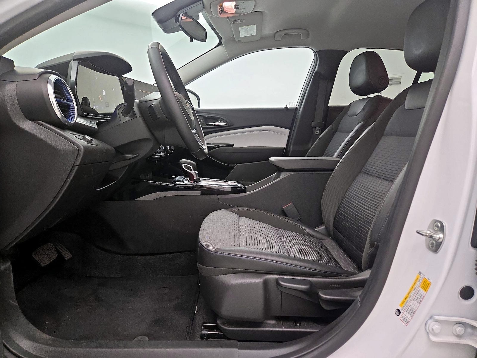 2024 Chevrolet Trax LT - Photo 12