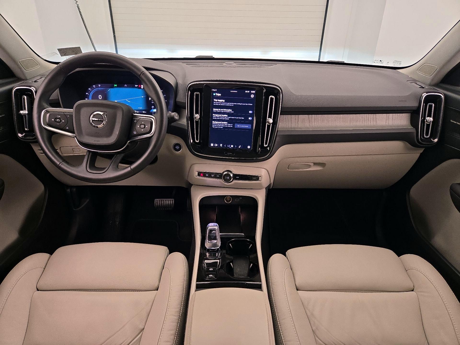 Thumbnail: 2023 Volvo XC40 - 9
