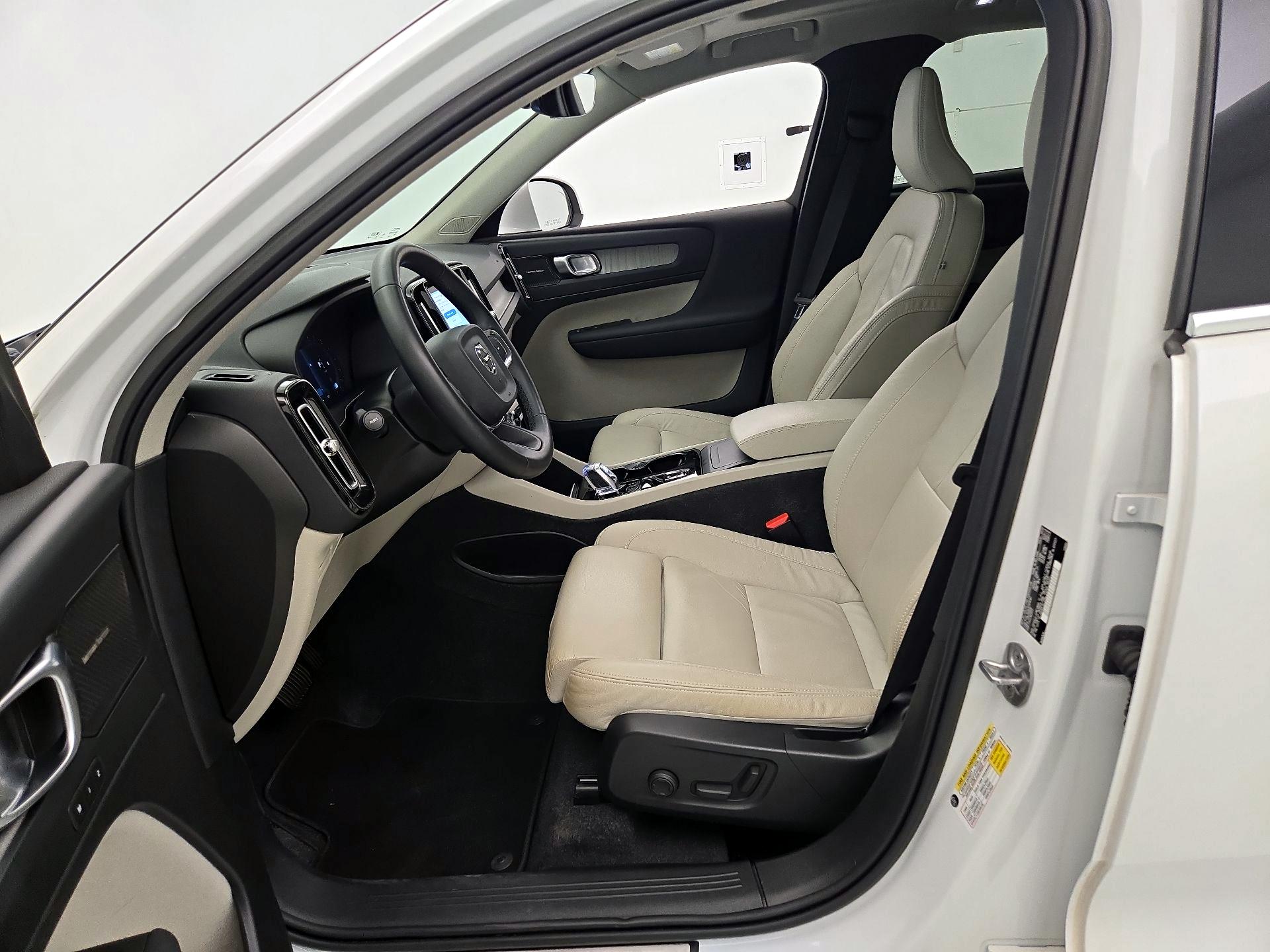 Thumbnail: 2023 Volvo XC40 - 11