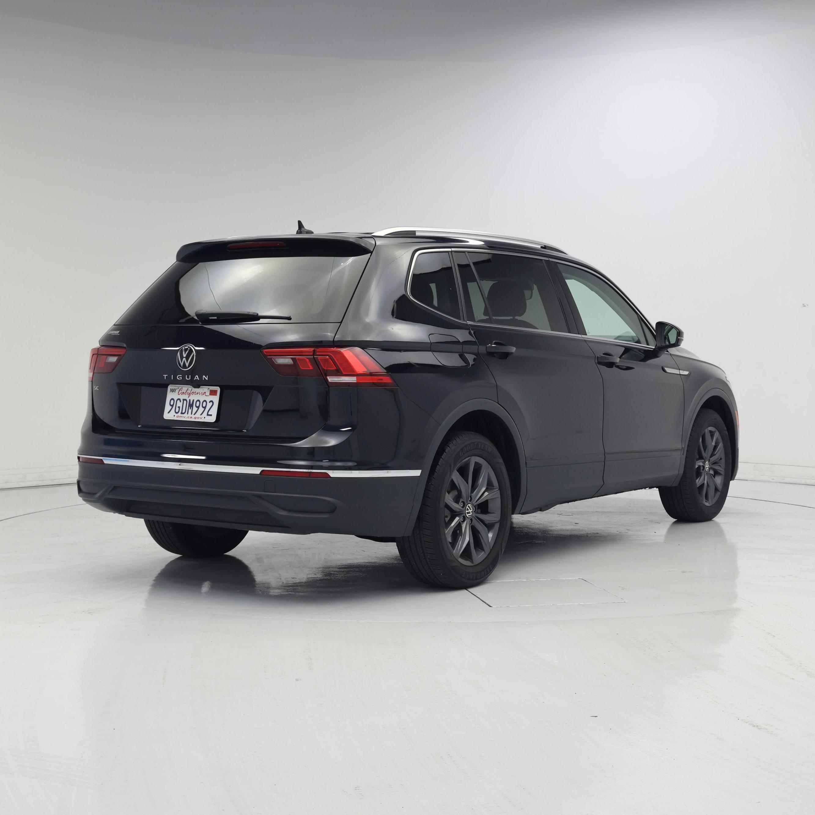 Thumbnail: 2023 Volkswagen Tiguan - 8