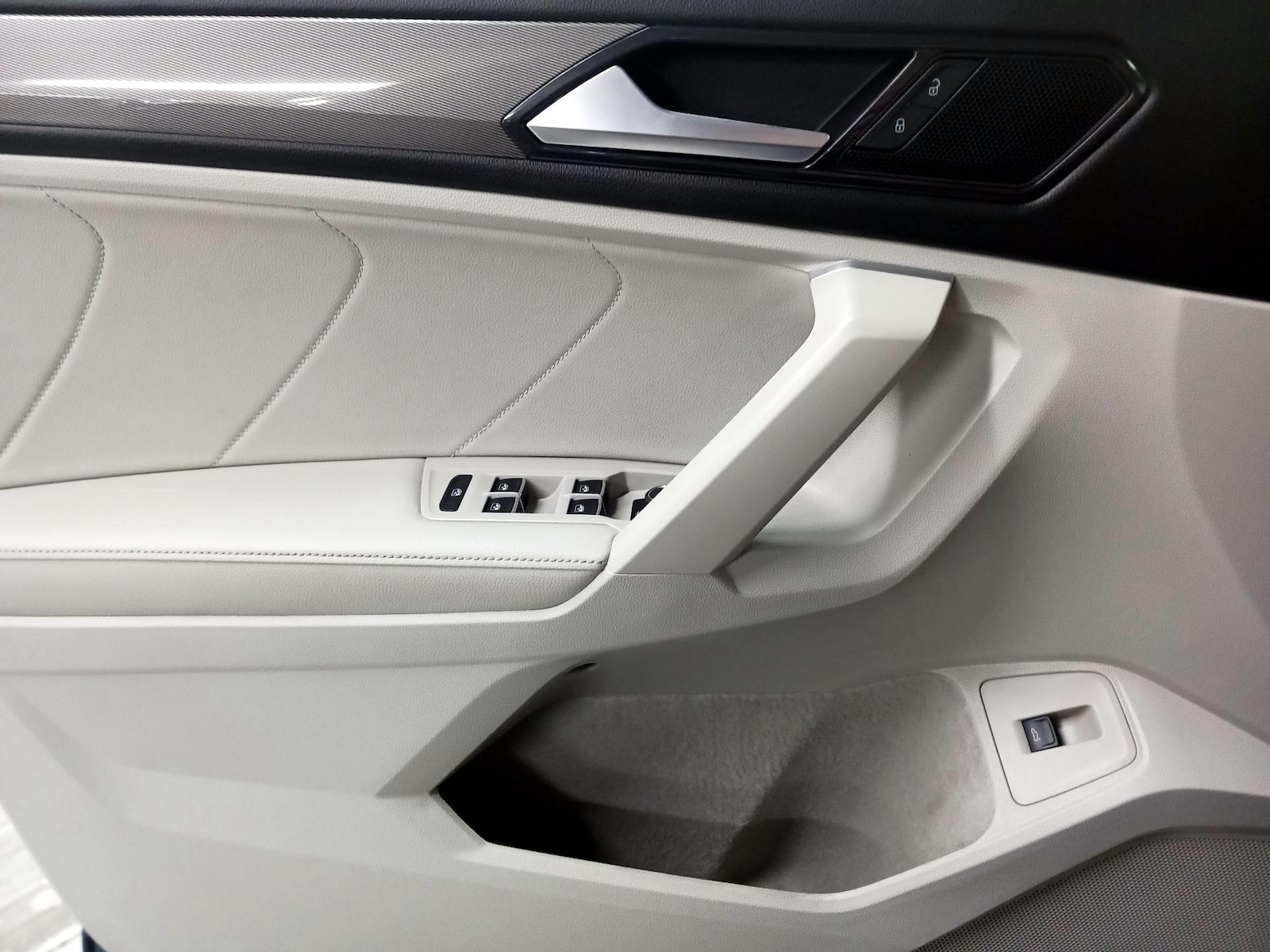 2024 Volkswagen Tiguan SE - Photo 13