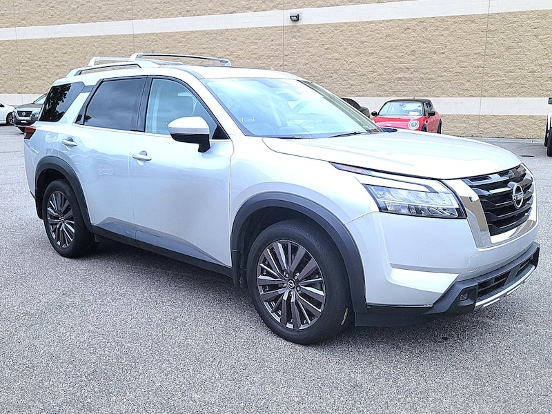 2023 Nissan Pathfinder SL