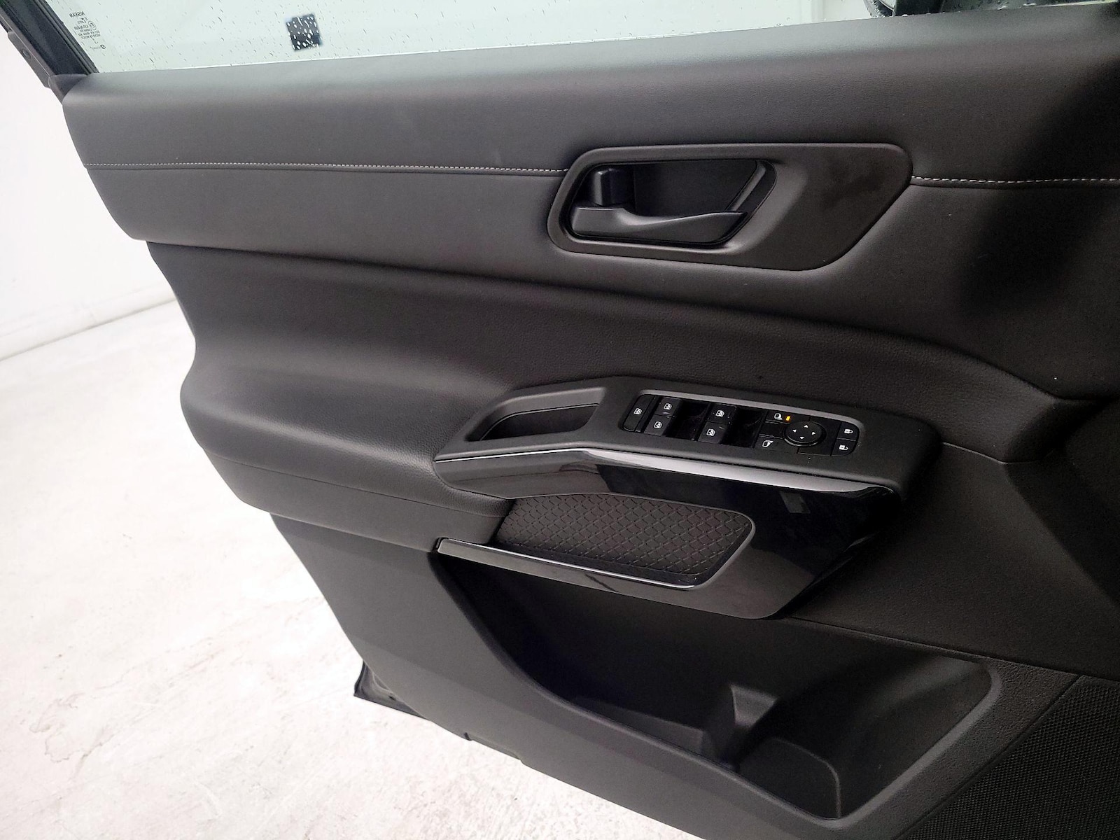2024 Nissan Pathfinder SV - Photo 11